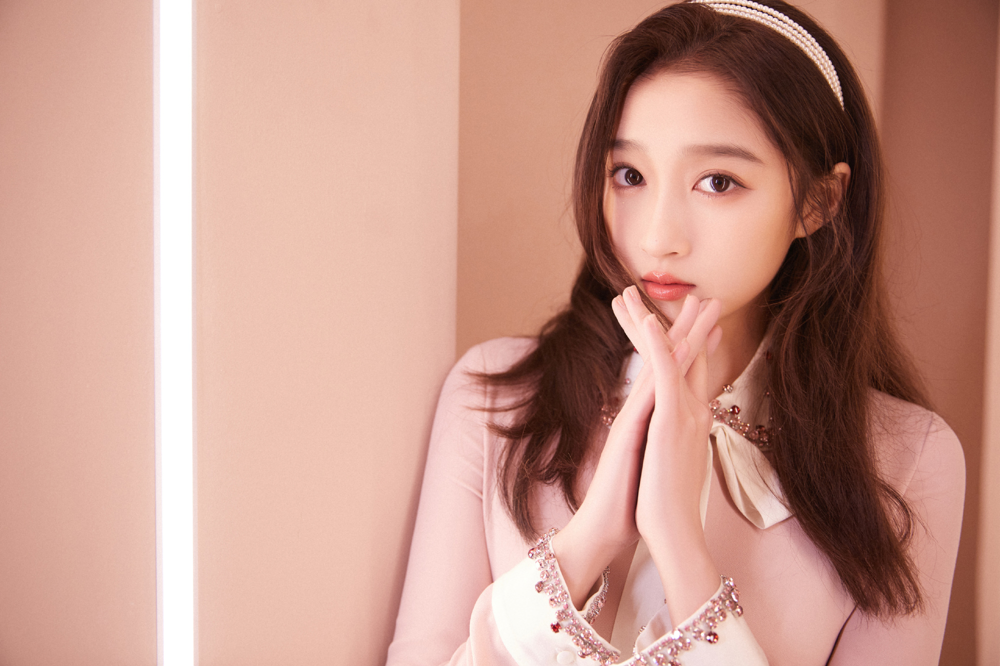 "国民闺女"关晓彤身穿粉色连衣裙好甜美,纤细长腿好吸睛,超美#关晓彤