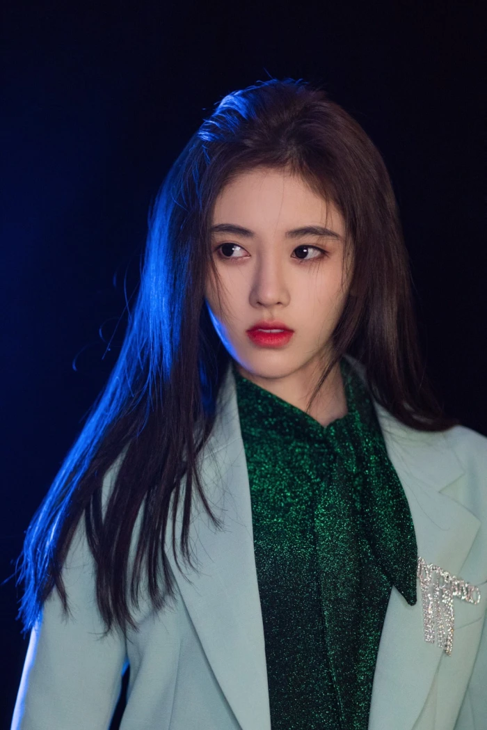 鞠婧祎又美出了新高度了,穿着一身浅绿色的西服套装,清新浪漫,极具