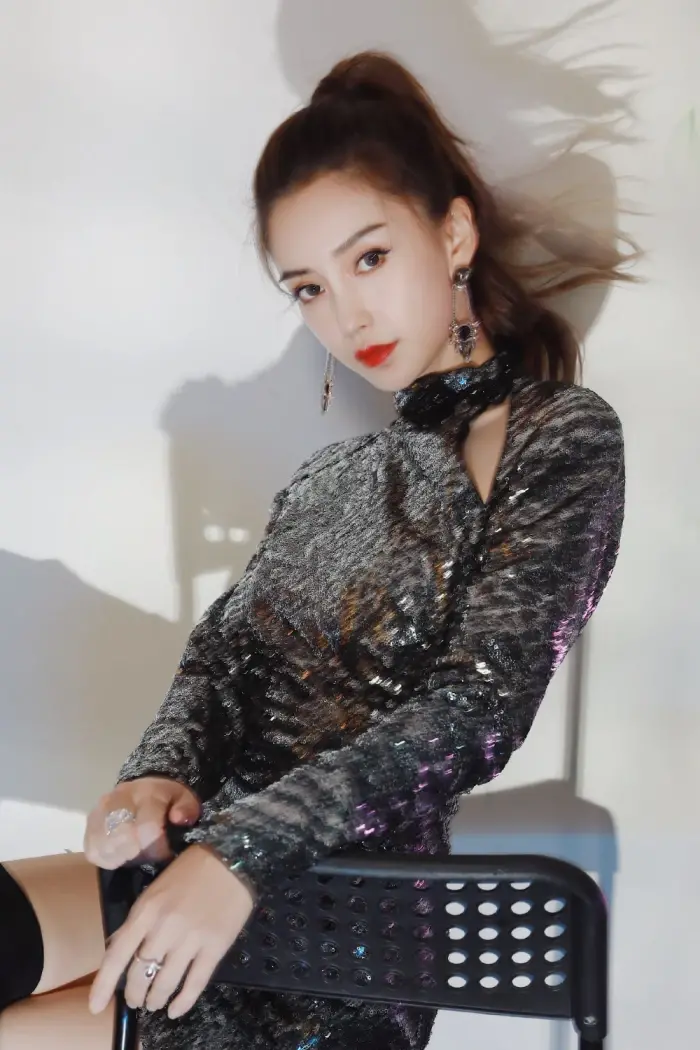 angelababy金属质感的亮片连衣裙搭高马尾,酷飒有型#angelababy