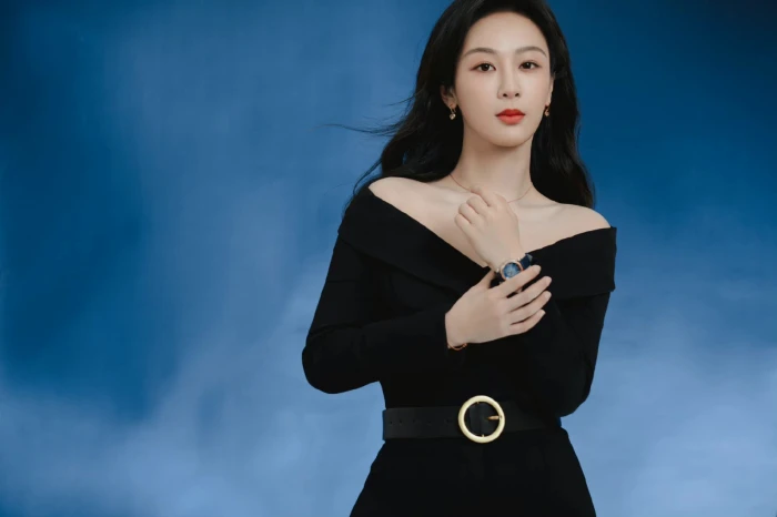 杨紫穿v领上衣大秀香肩 一头微卷长发尽显性感魅惑#杨紫