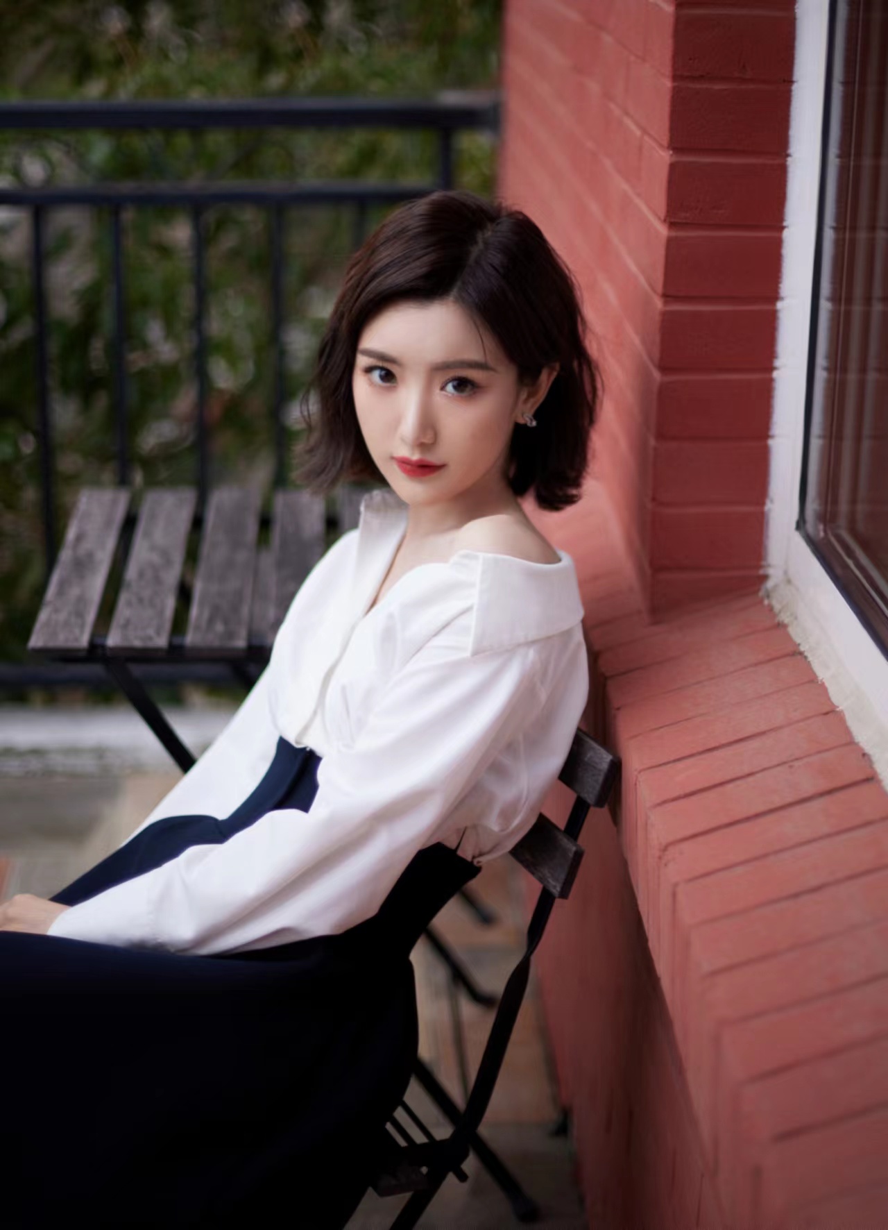 毛晓彤红唇高清美图,裸滑香肩,冰肌玉骨,美腿玉足,人比花娇艳#毛晓彤