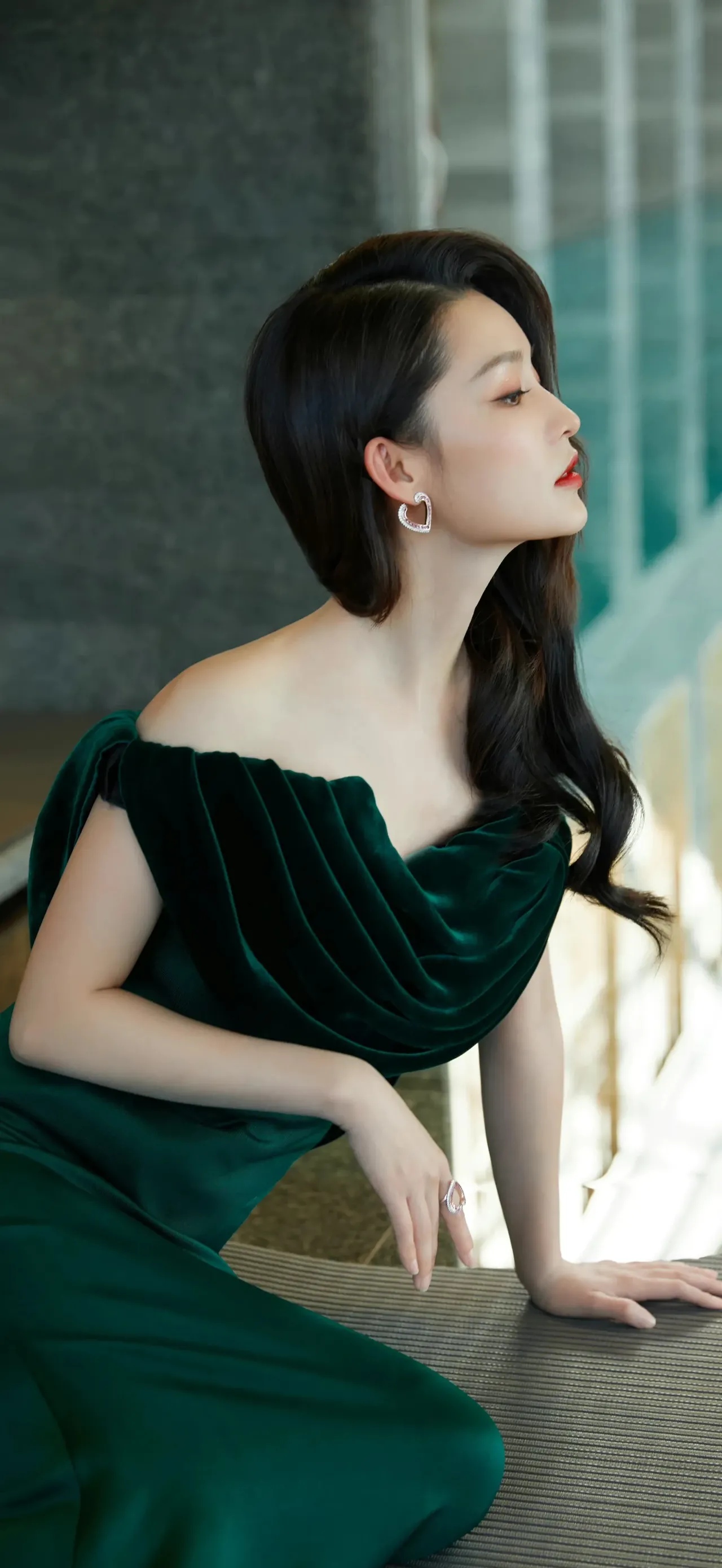 李沁人美气质出众,一袭深u墨绿色长裙出席活动,性感又撩人!#李沁