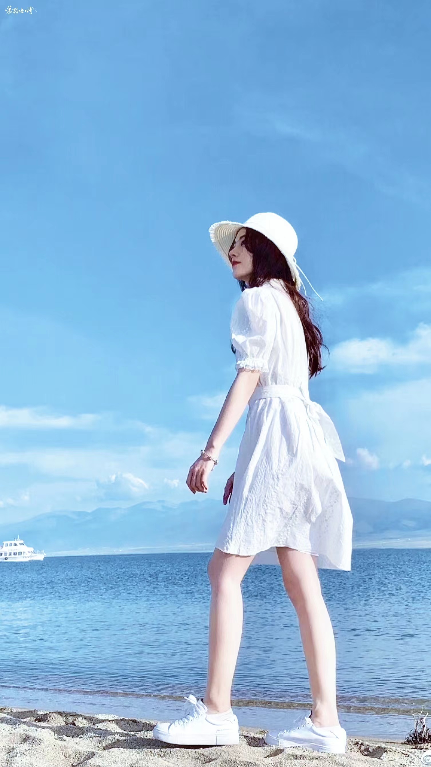 鞠婧祎海滩美照,白色的沙滩裙和宽帽檐的草帽,真的美极了!#鞠婧祎