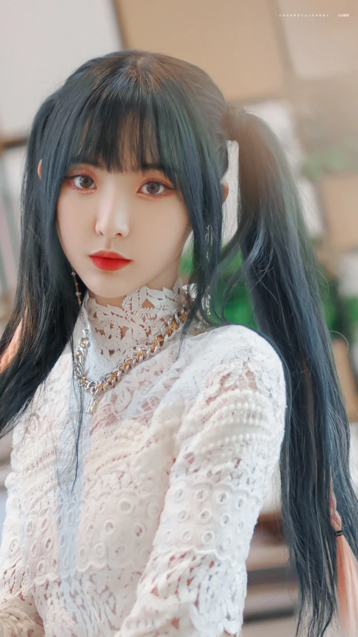 郑乃馨身着镂空白色蕾丝短裙搭配挑染绿色双马尾造型,酷飒十足#郑乃馨