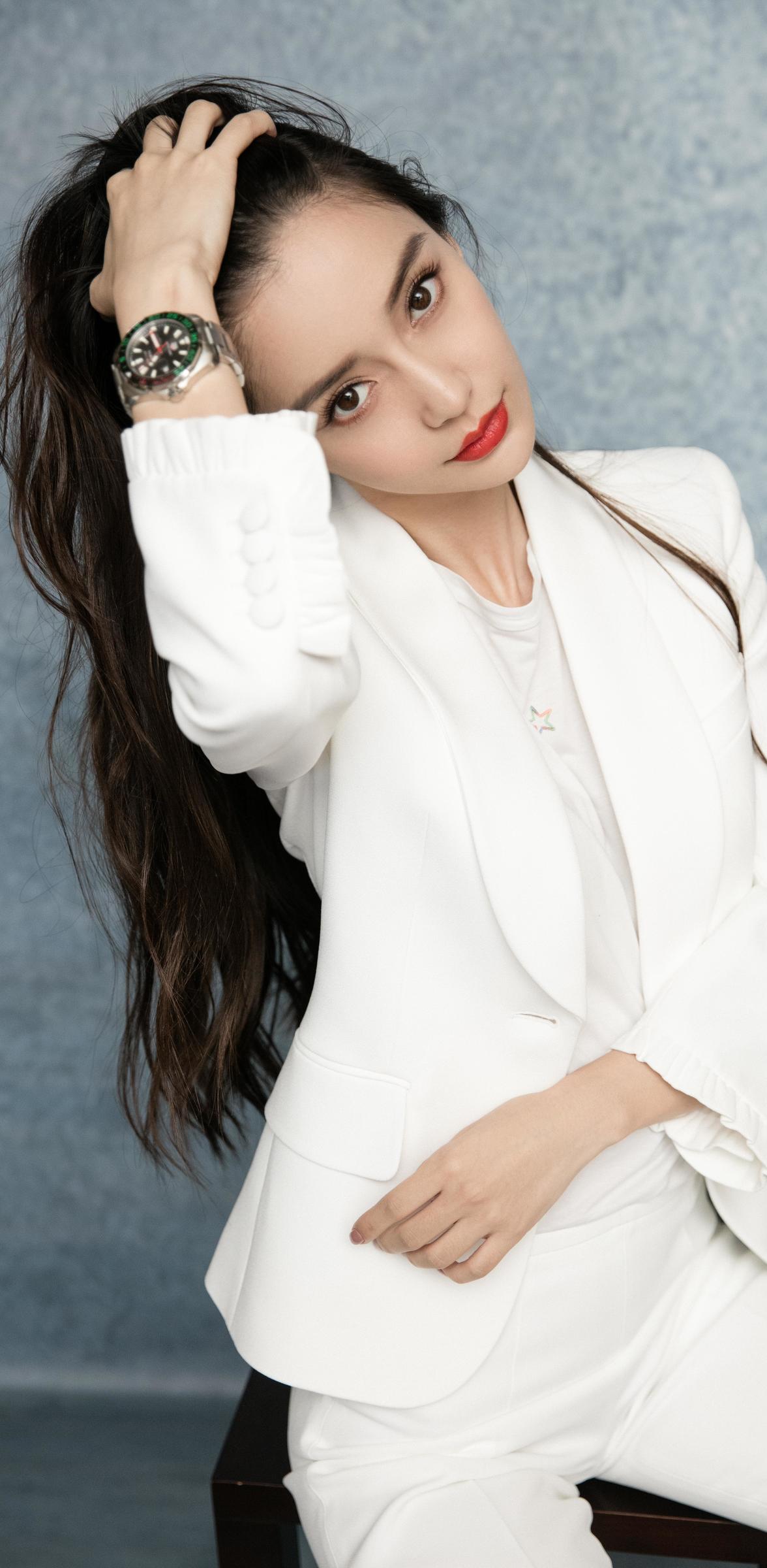 baby红唇配白西装出镜气场满分 自信干练纤腰长腿吸睛#angelababy