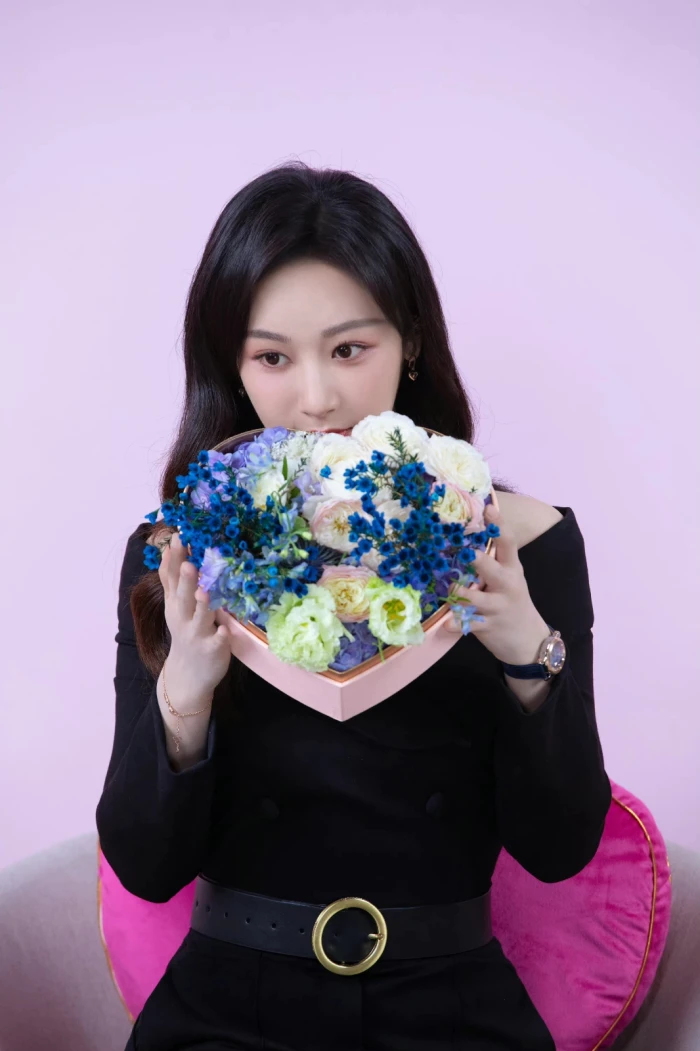 杨紫穿v领上衣大秀香肩 一头微卷长发尽显性感魅惑#杨紫