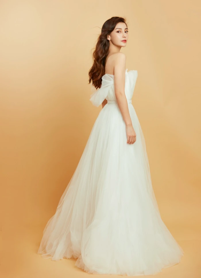 angelababy白色抹胸裙仙女范十足,露出美背秀细腰美炸屏#angelababy