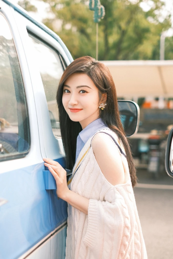 景甜白色毛衣搭配淡蓝色衬衫,温柔甜美,不失女人味,美得让人心动#景甜