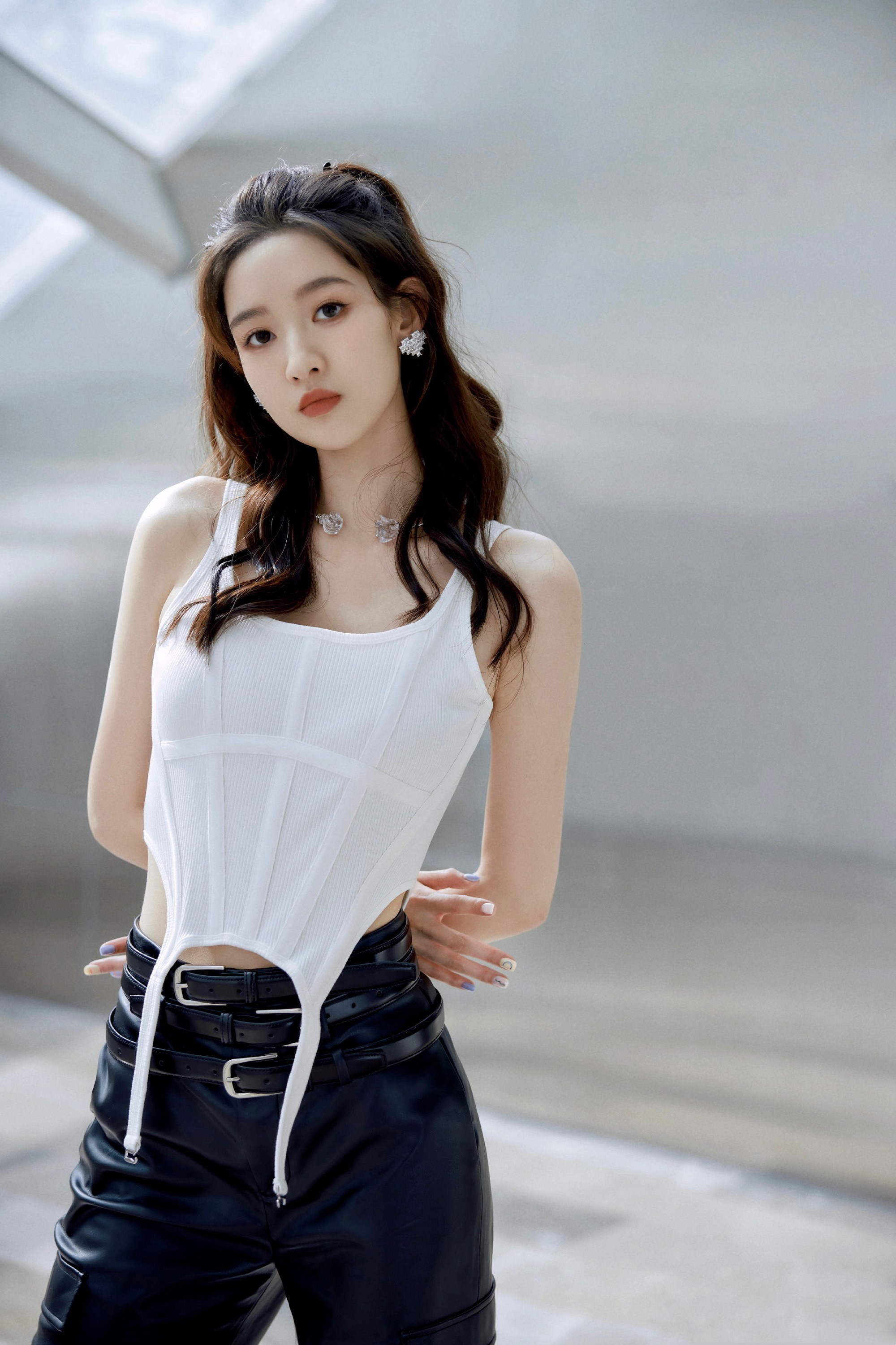 王玉雯黑白时尚穿搭,又酷又美#王玉雯