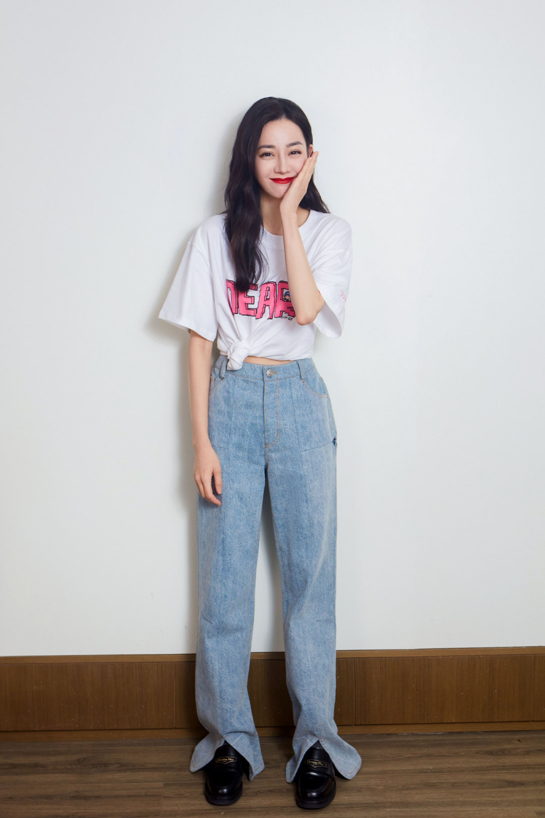 迪丽热巴身穿白色印花deart恤 牛仔裤,青春元气满满!#迪丽热巴