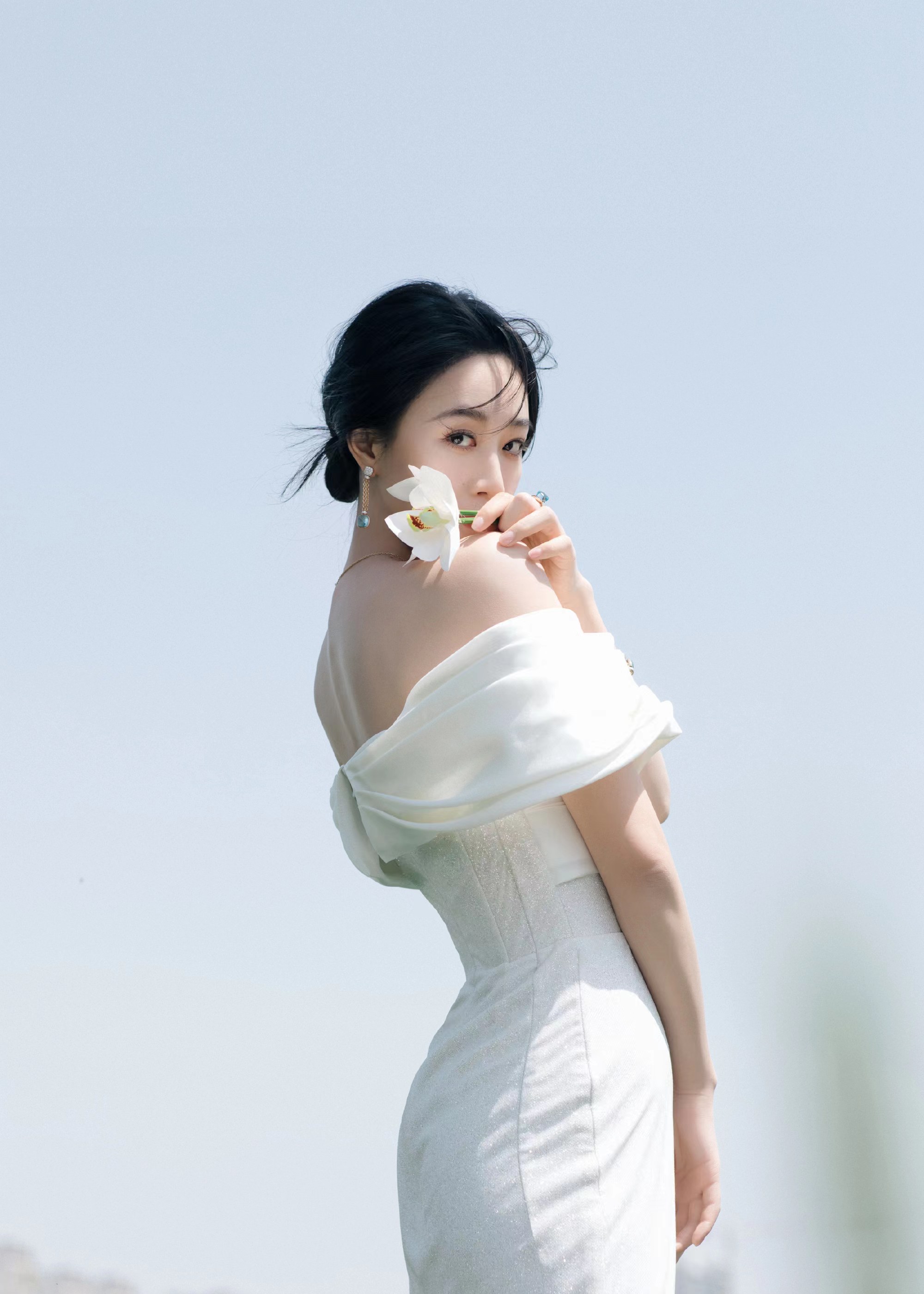 蓝盈莹写真,一袭白裙,香肩美背,楚楚动人.#蓝盈莹