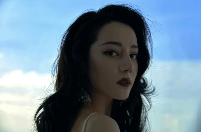 迪丽热巴换发型后,太美了,复古波浪卷发搭配白色吊带裙,性感又优雅
