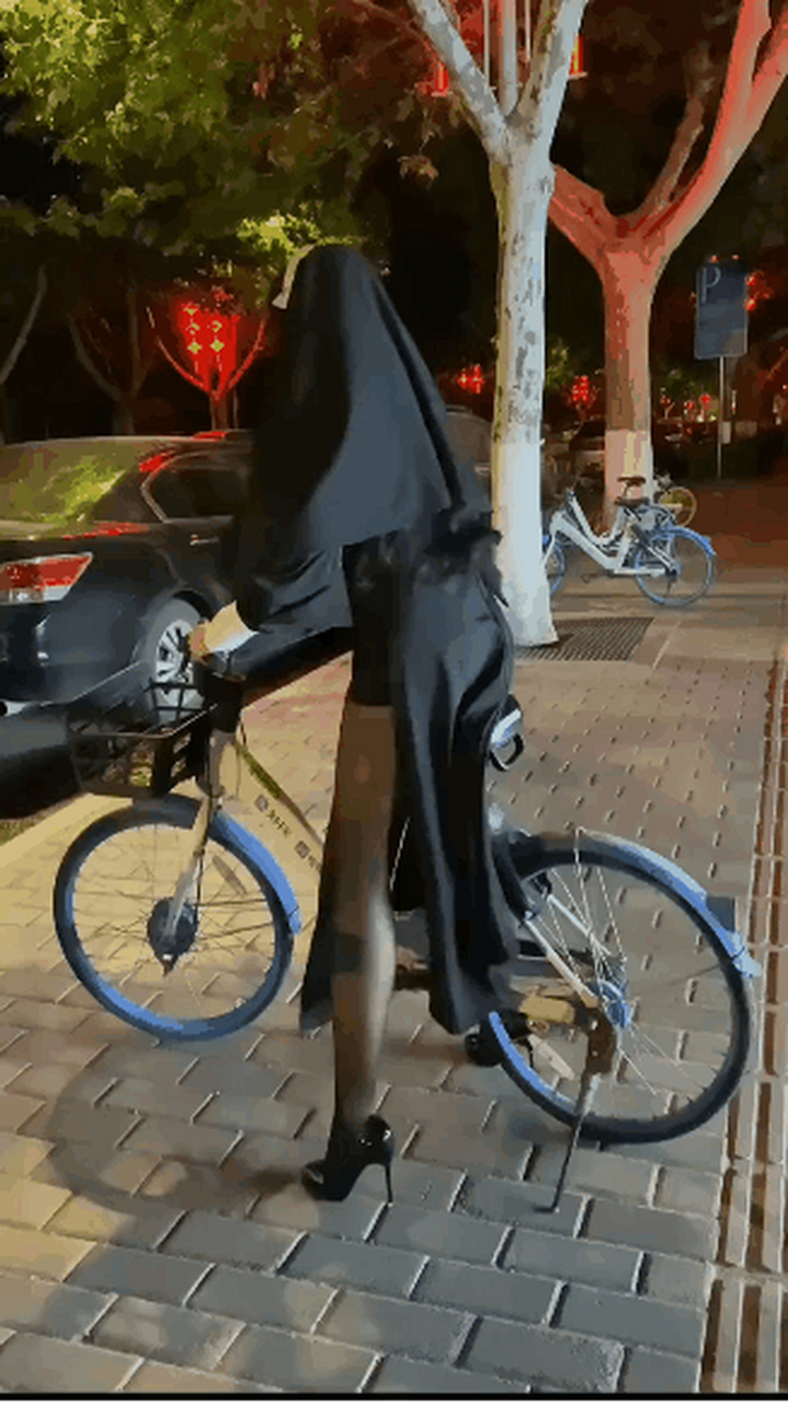 这下知道为什么骑自行车不能穿长裙了吧#搞笑动图