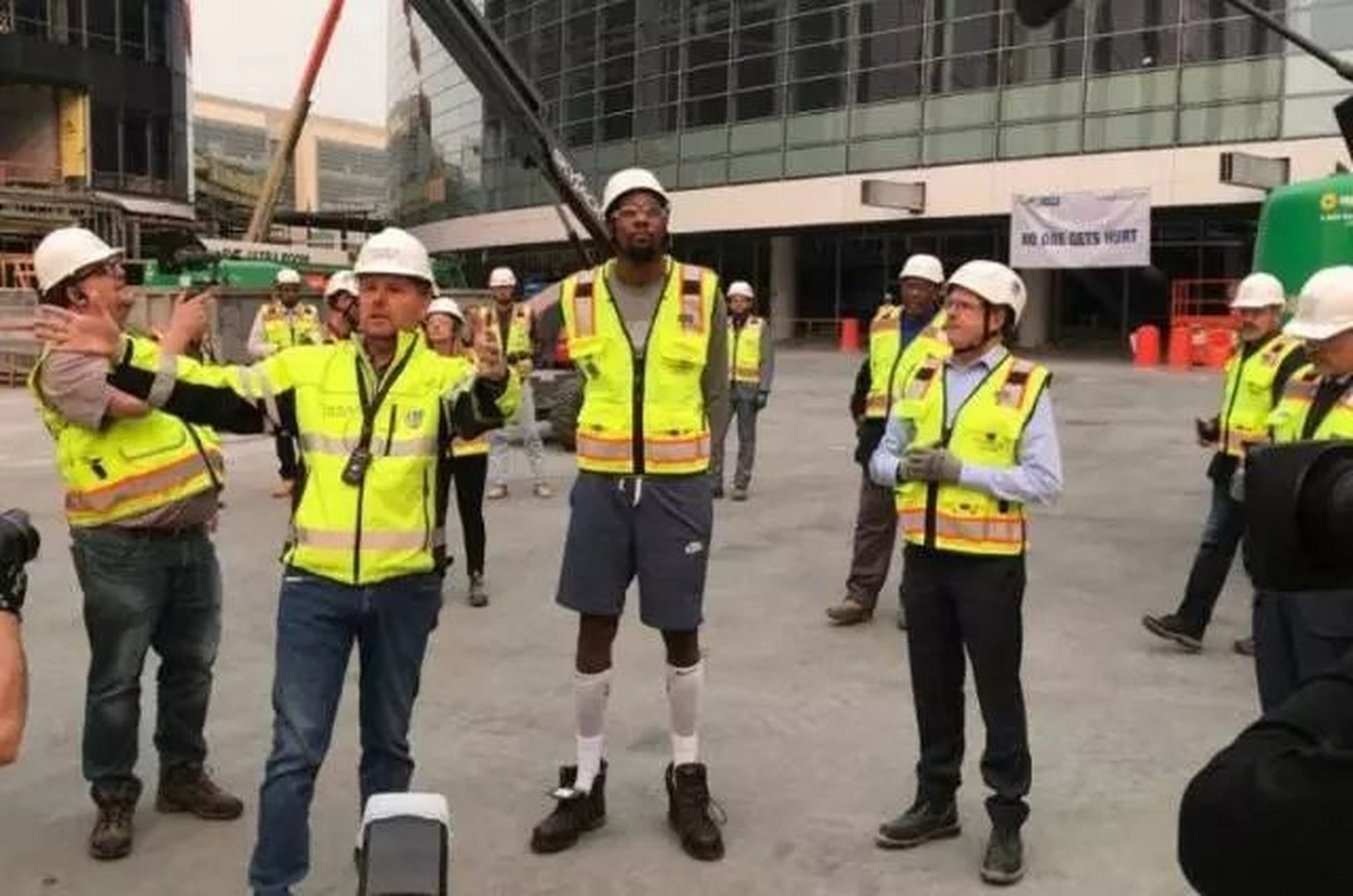 杜兰特吃干脆面,吃出我们童年的感觉,你们觉得呢?