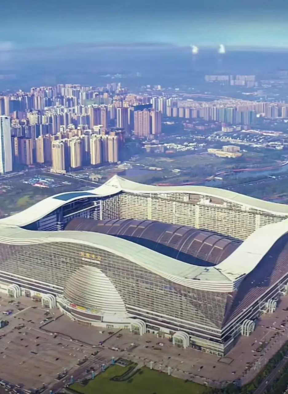 成都环球中心,号称亚洲最大的单体建筑,中间似乎有夹层的感觉.据说里