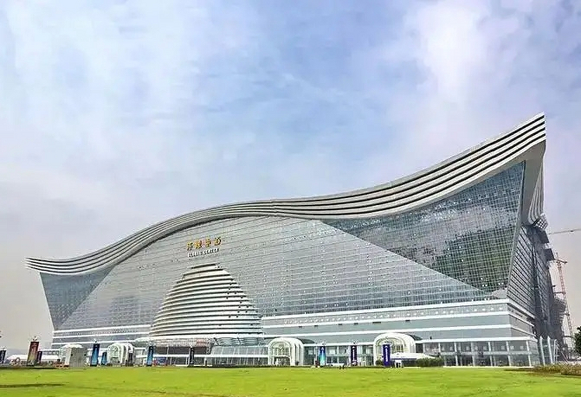 成都环球中心,号称亚洲最大的单体建筑,中间似乎有夹层的感觉.