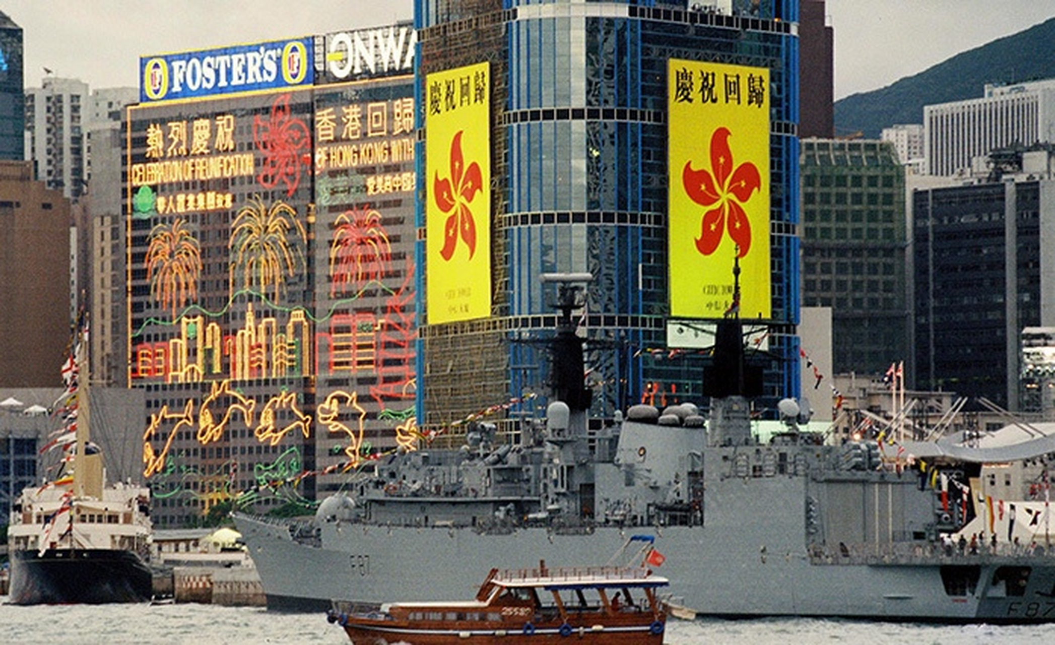 历史老照片# 1997年,香港回归前一日,停靠在香港维多利亚湾,准备接走