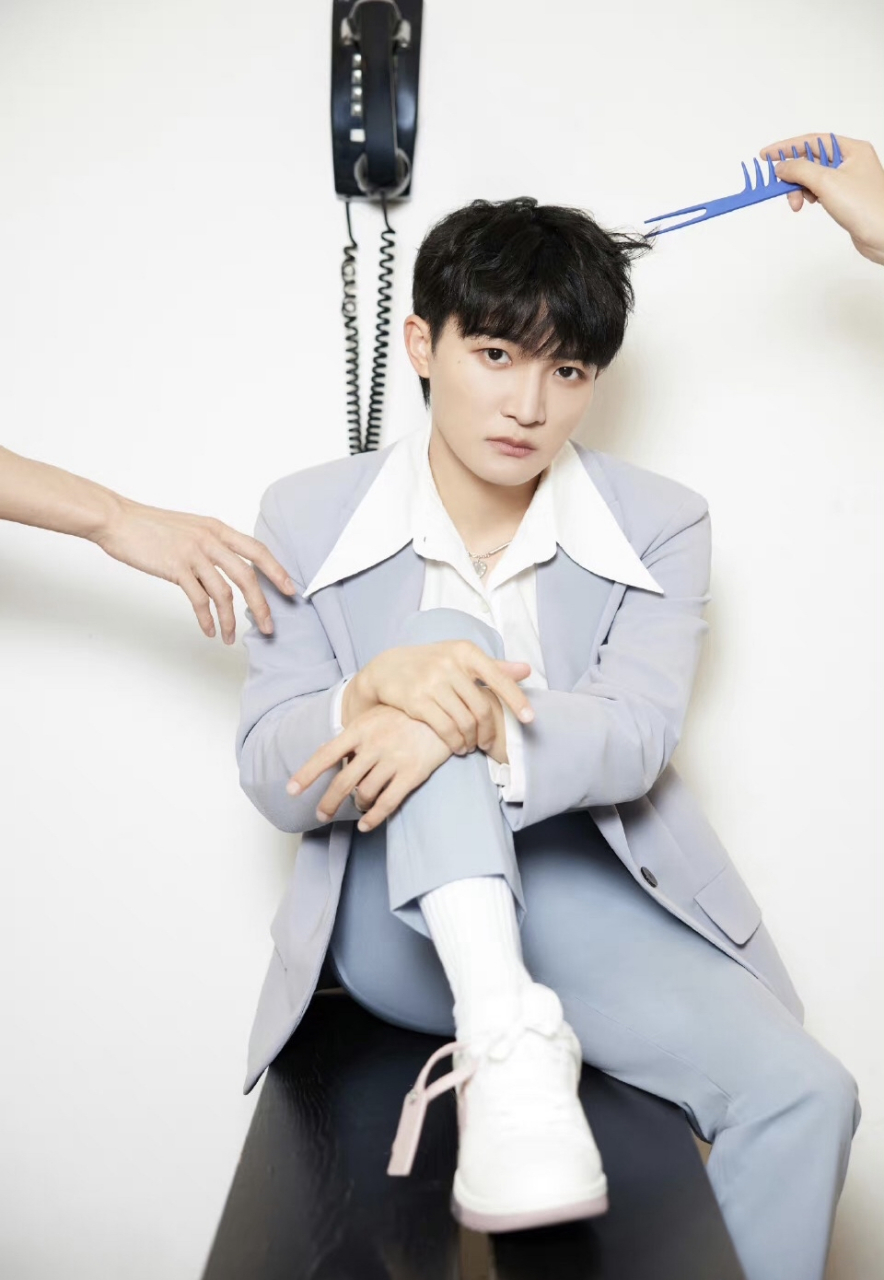 鹿晗没结过婚更没有孩子,原名就叫鹿晗.  2.