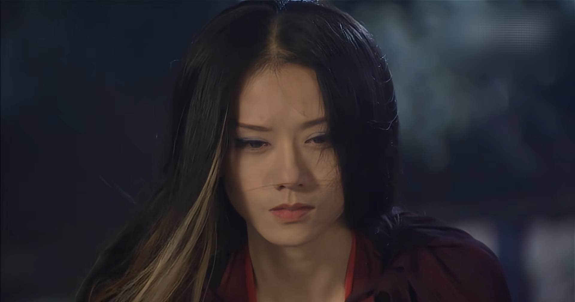 长发飘逸,十指纤长,骨节一段段地动,把九阴白骨爪