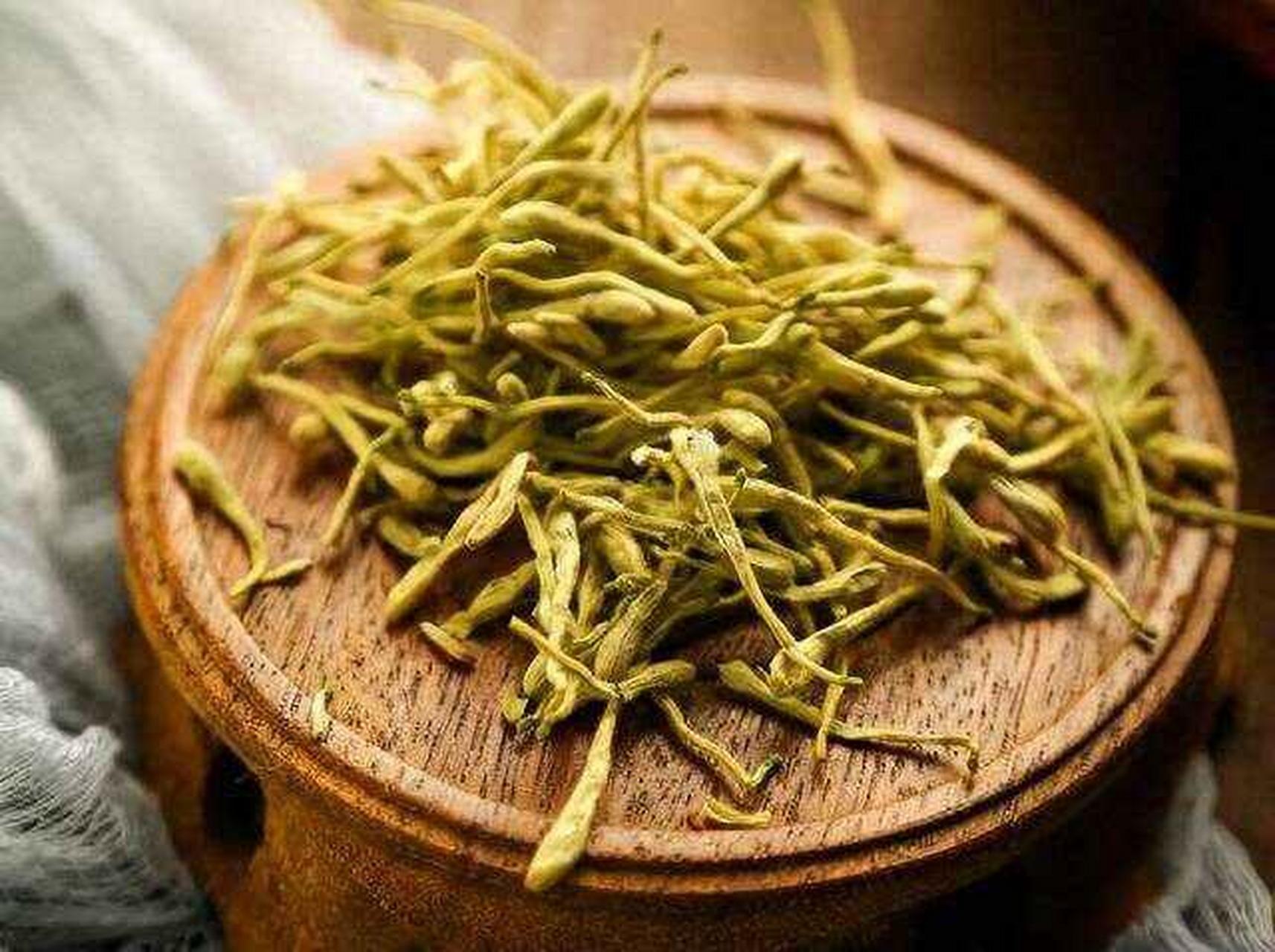 金银花,又称忍冬,是一种具有极高药用价值的植物,它的花朵含有丰富的