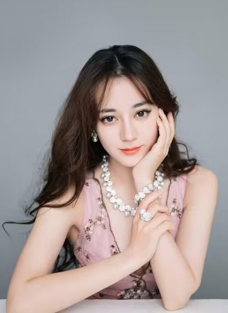 迪丽热巴特别喜欢出国玩,国外认识她的人少,相对来说会自由一点.