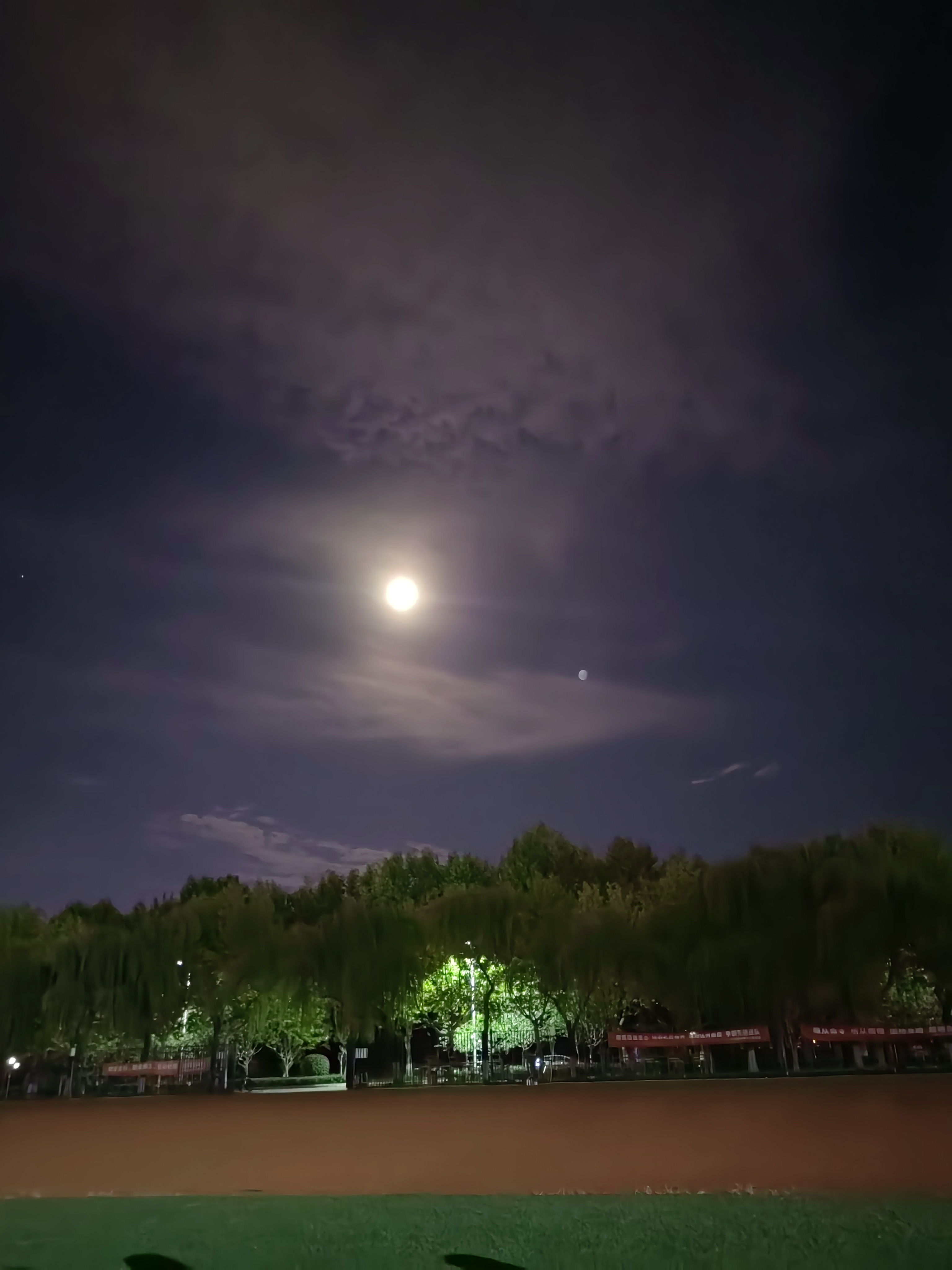 真的很无语,大学生活,枯燥无味,一大堆琐事,装模作样,就是个草台班子