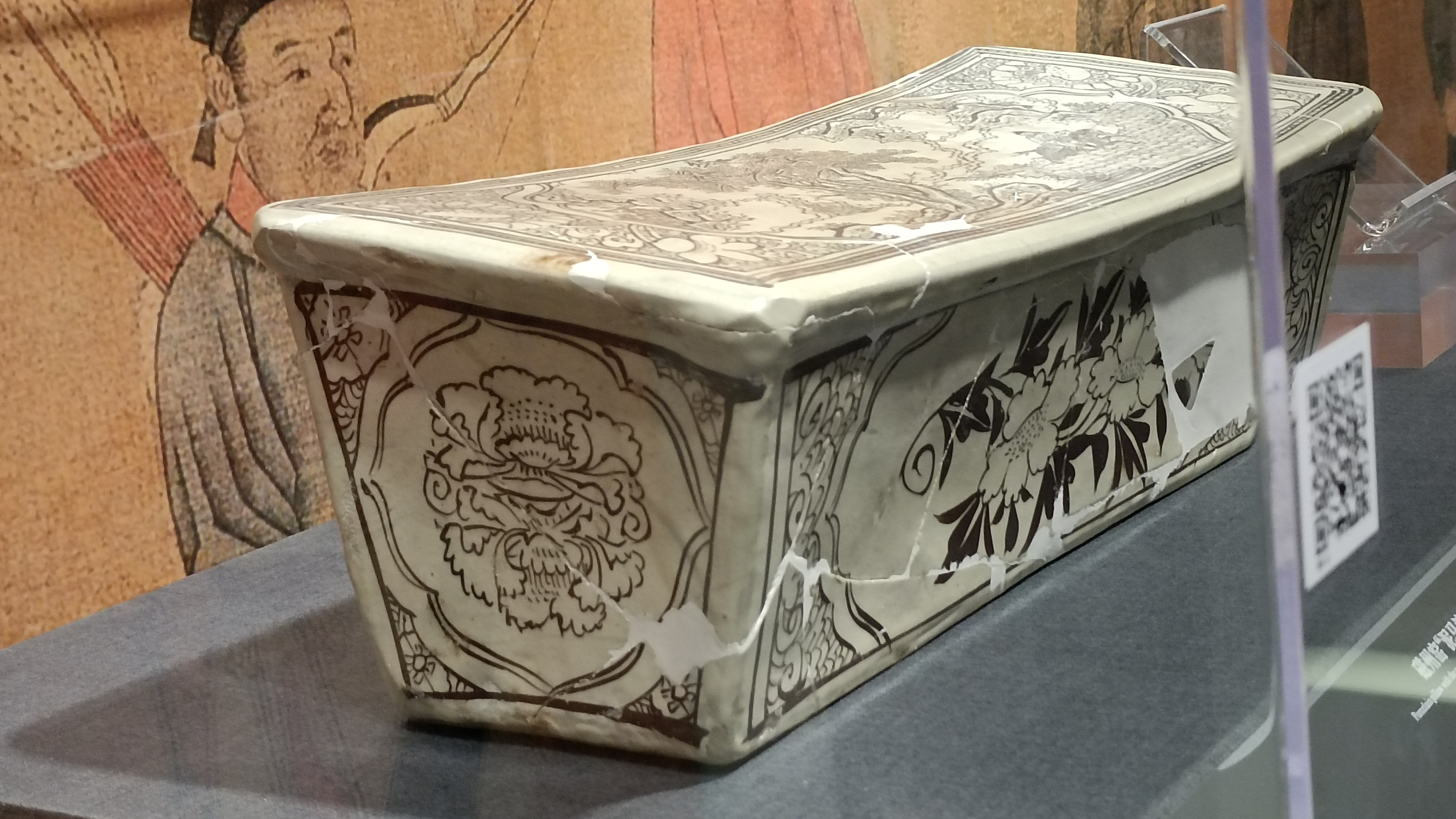 杭州博物馆藏品磁州窑"泥马渡康王"瓷枕,瓷枕长方体,枕面中心略凹.