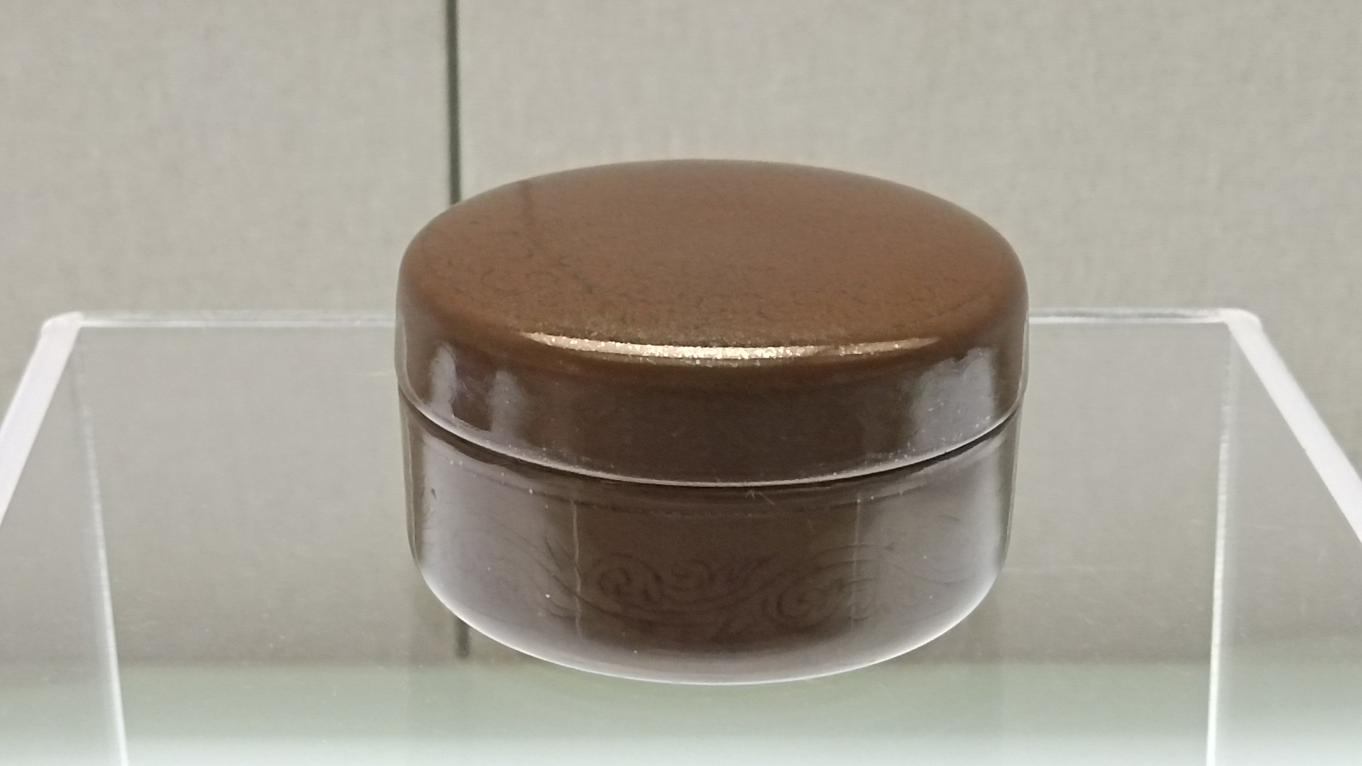 铁锈花釉,清雍正时期流行,是以铁元素为着色剂的结晶釉的一种,清代铁