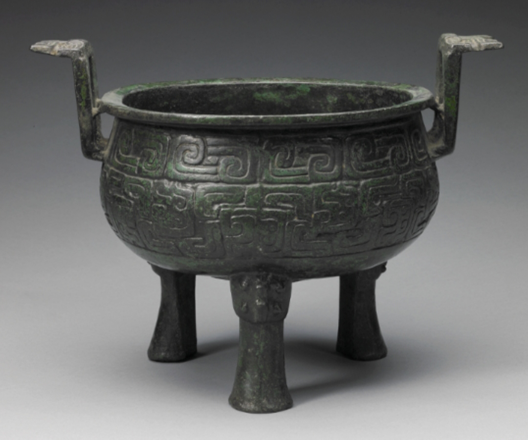 螭龙纹 一种典型的瓷器装饰纹样.螭是古代传说中的一种动物,属蛟龙类.