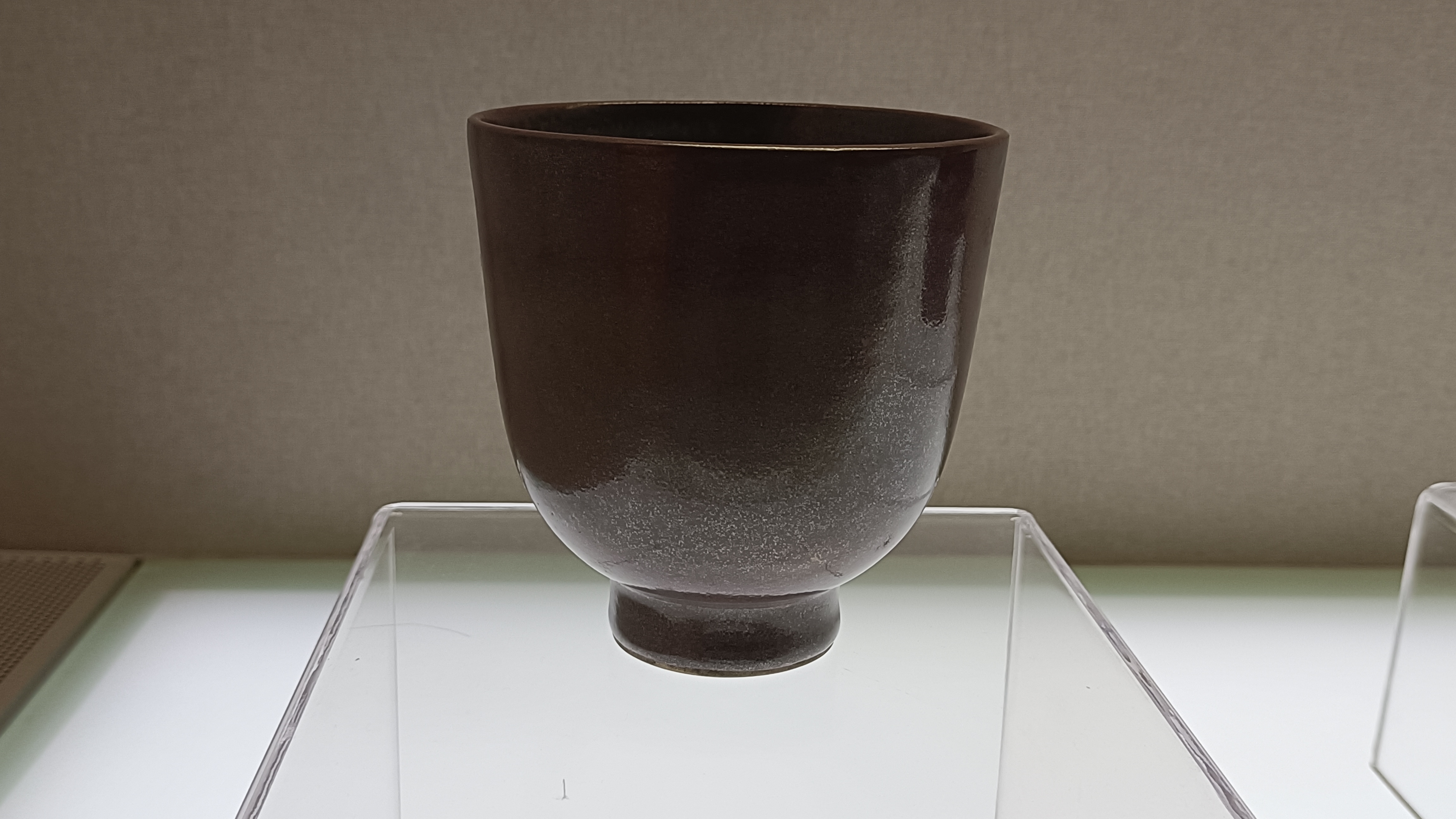 时期流行,是以铁元素为着色剂的结晶釉的一种,清代铁结晶釉品种之一