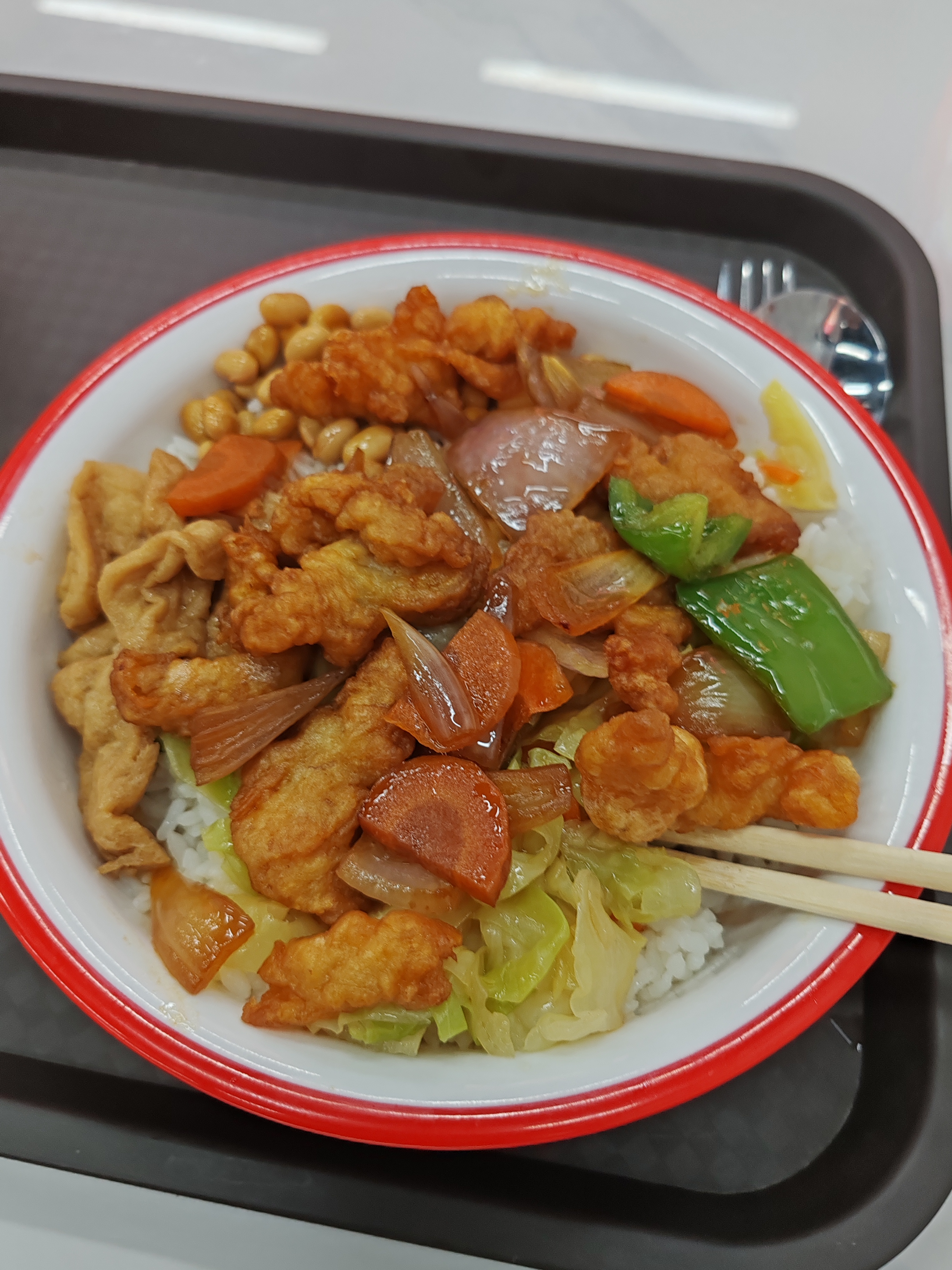 这就是在莆田黄石镇蒸正豪吃的小炒肉套餐饭,肉都是油炸的,又是预制菜