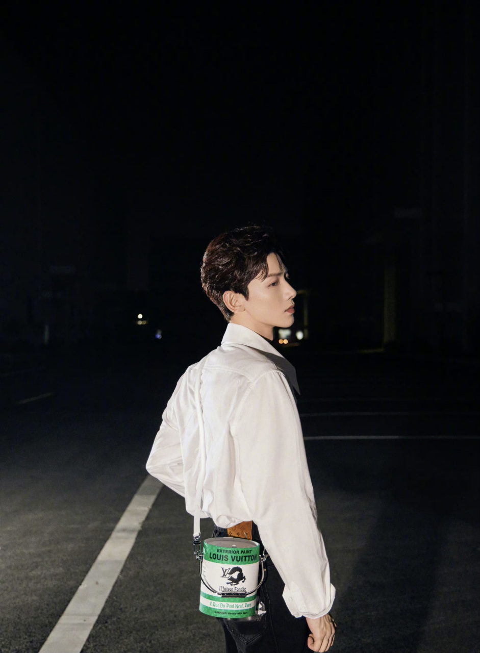 0202李飞现在嘴都快笑歪了,这辈子能有一个tfboys算是他的福气了.