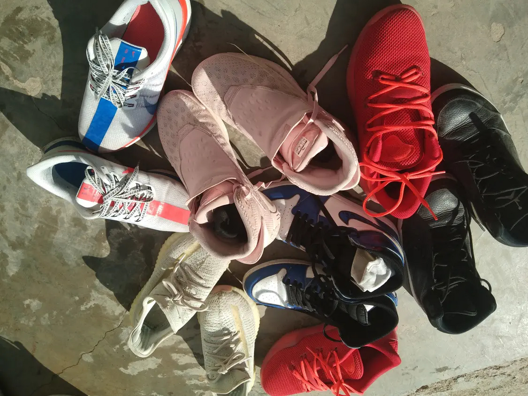 儿子的这一堆破鞋值多少钱? 他告诉我100块钱一双.