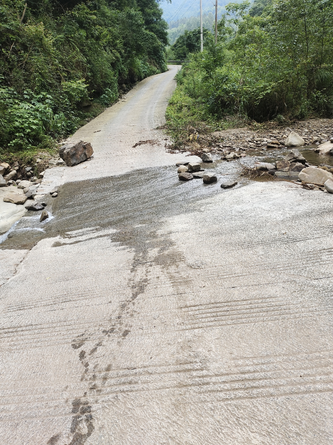 一场大雨,毫不亚于一场战争,大雨导致山洪爆发,人们