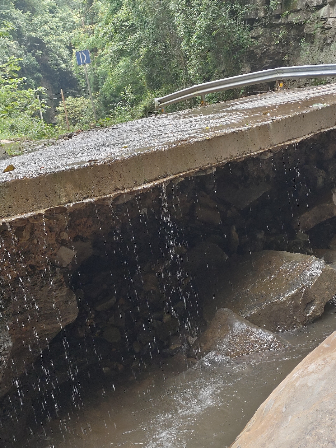 一场大雨,毫不亚于一场战争,大雨导致山洪爆发,人们