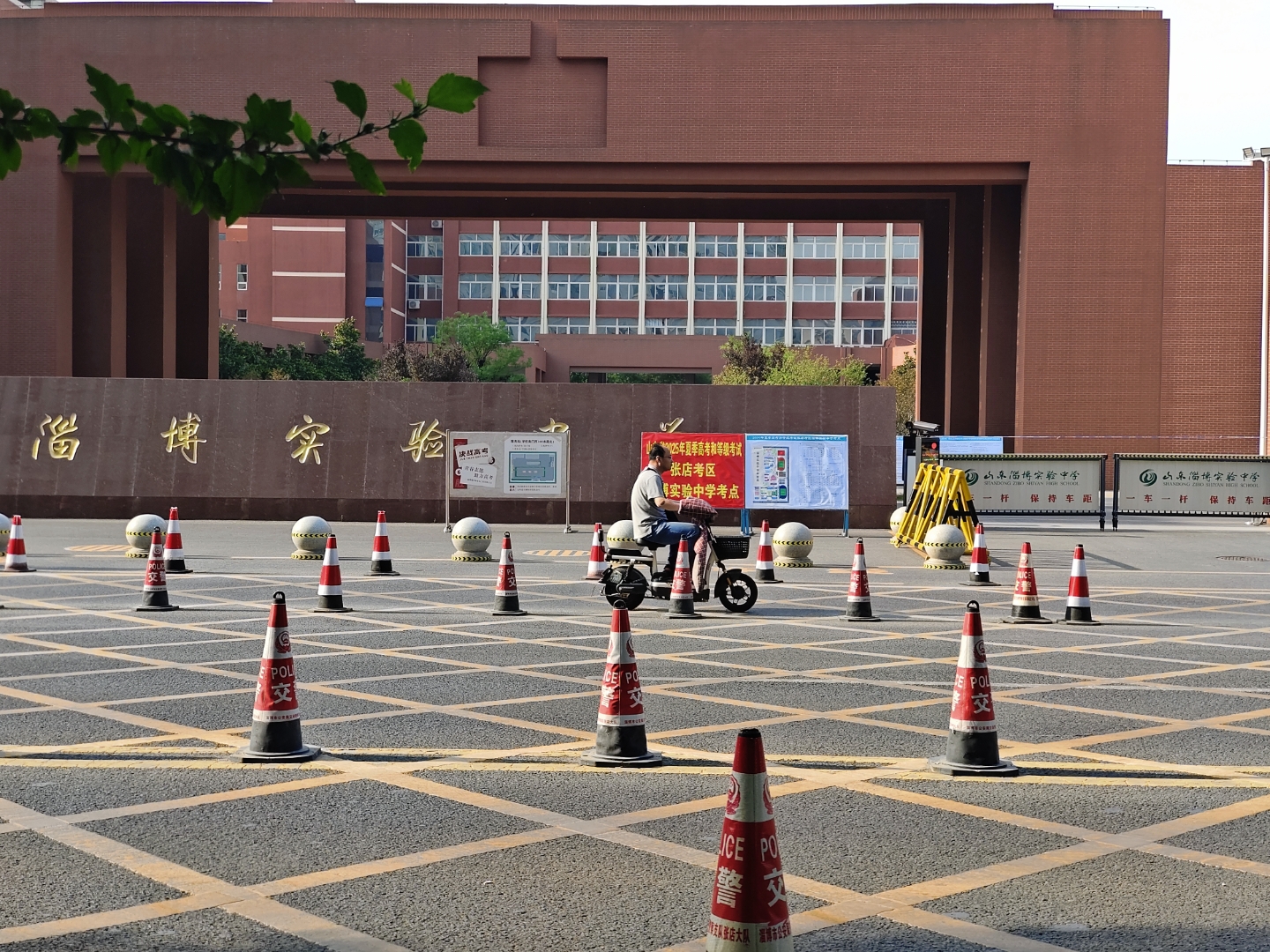 傍晚的时候还是阳光明媚,突然就起了狂风,飞沙走石,气势惊人