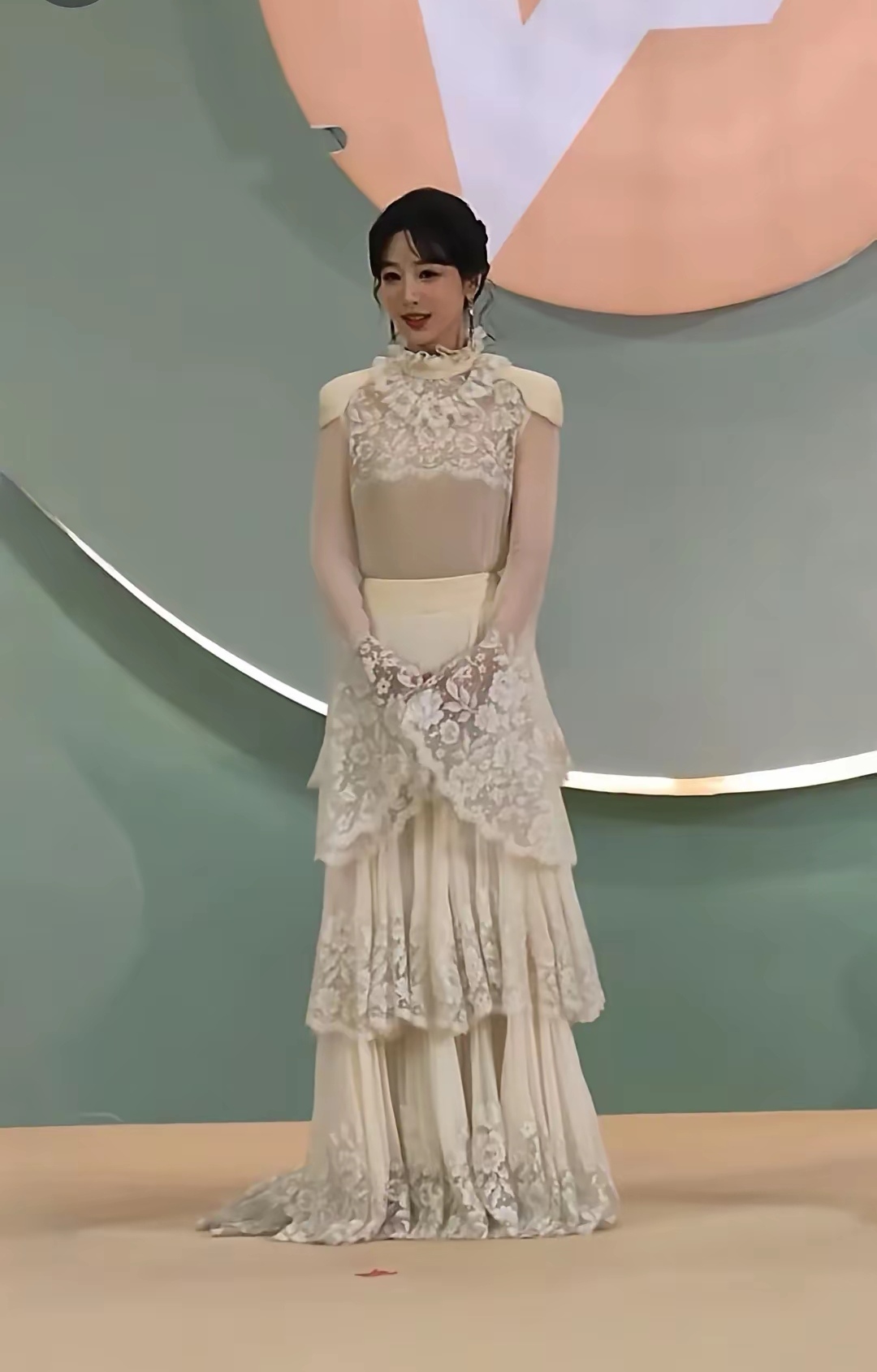 杨紫亮相白玉兰奖,造型吸睛