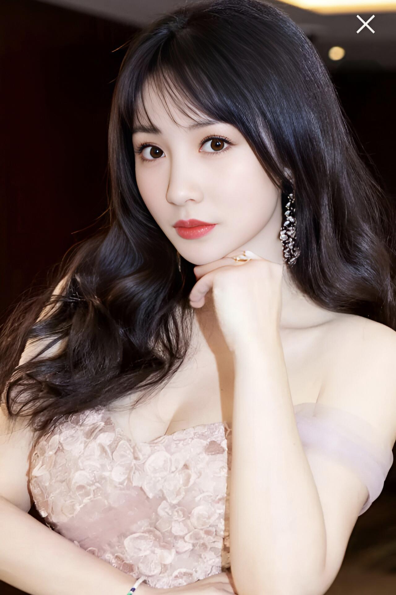 44岁柳岩后悔没结婚生子 柳岩直言,年轻时一头扎进事业里,没顾上找