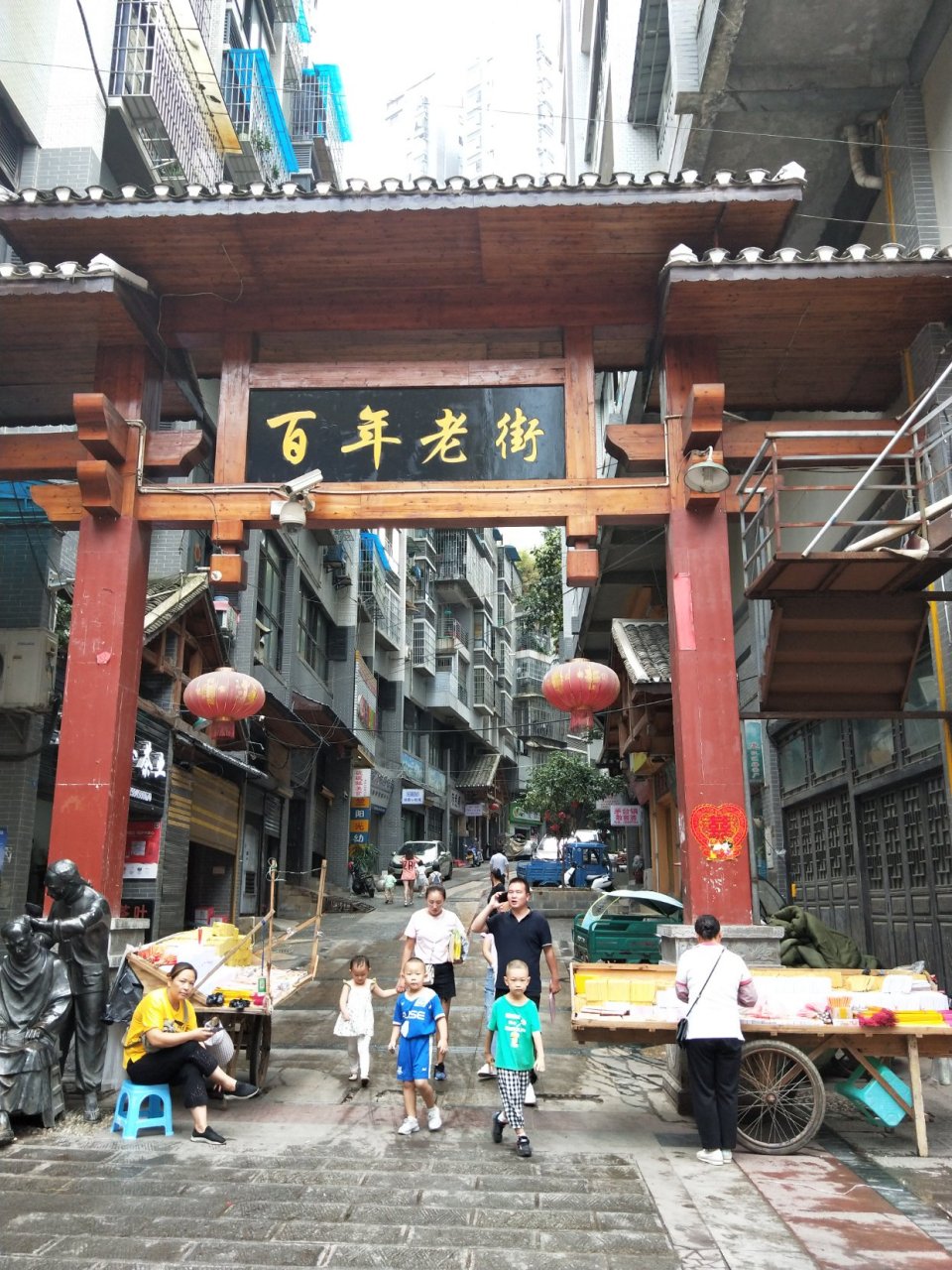看到"百年老街"几个大字的时候,心里十分兴奋,也许,这里可以发现遵义