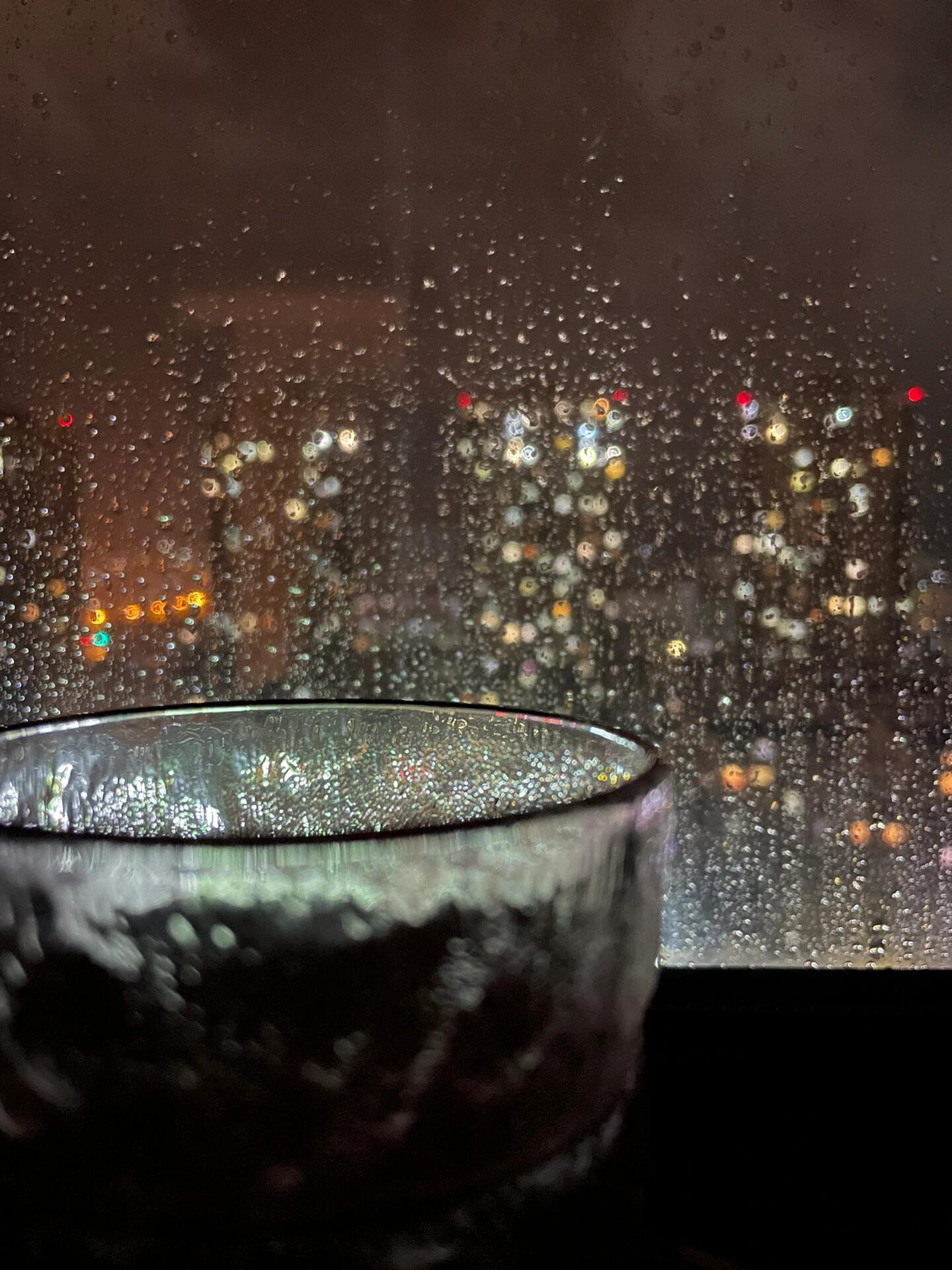 窗外伤感 雨夜图片