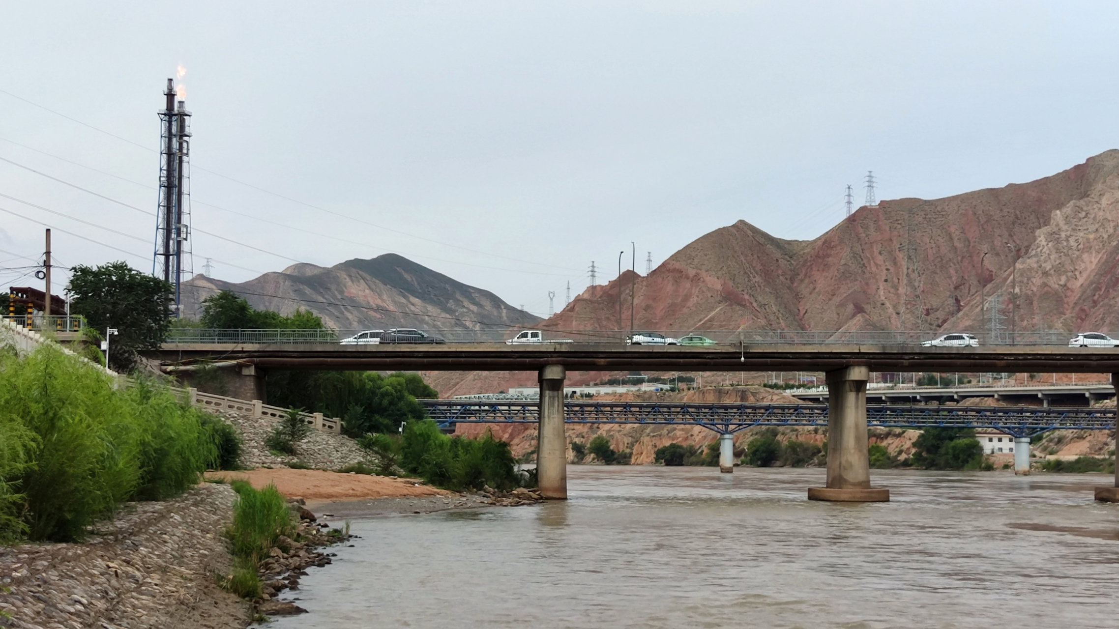 兰州西沙黄河大桥位于西固区钟家河,南连环形路,北接安宁区和中川机场