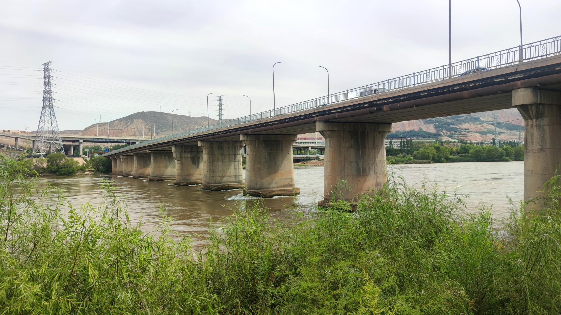 兰州西沙黄河大桥位于西固区钟家河,南连环形路,北接安宁区和中川机场