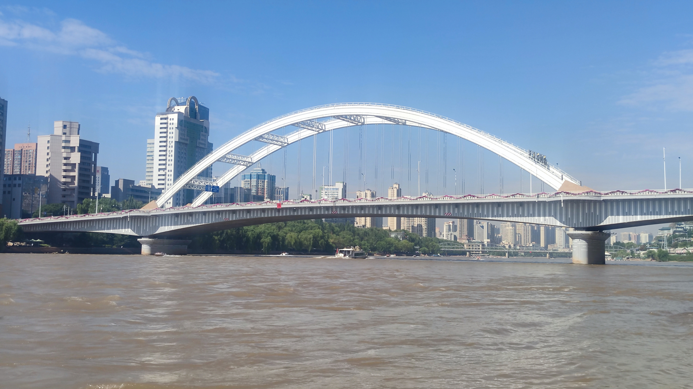 兰州元通黄河大桥位于城关区,位于中山桥和兰州(城关)黄河大桥之间.