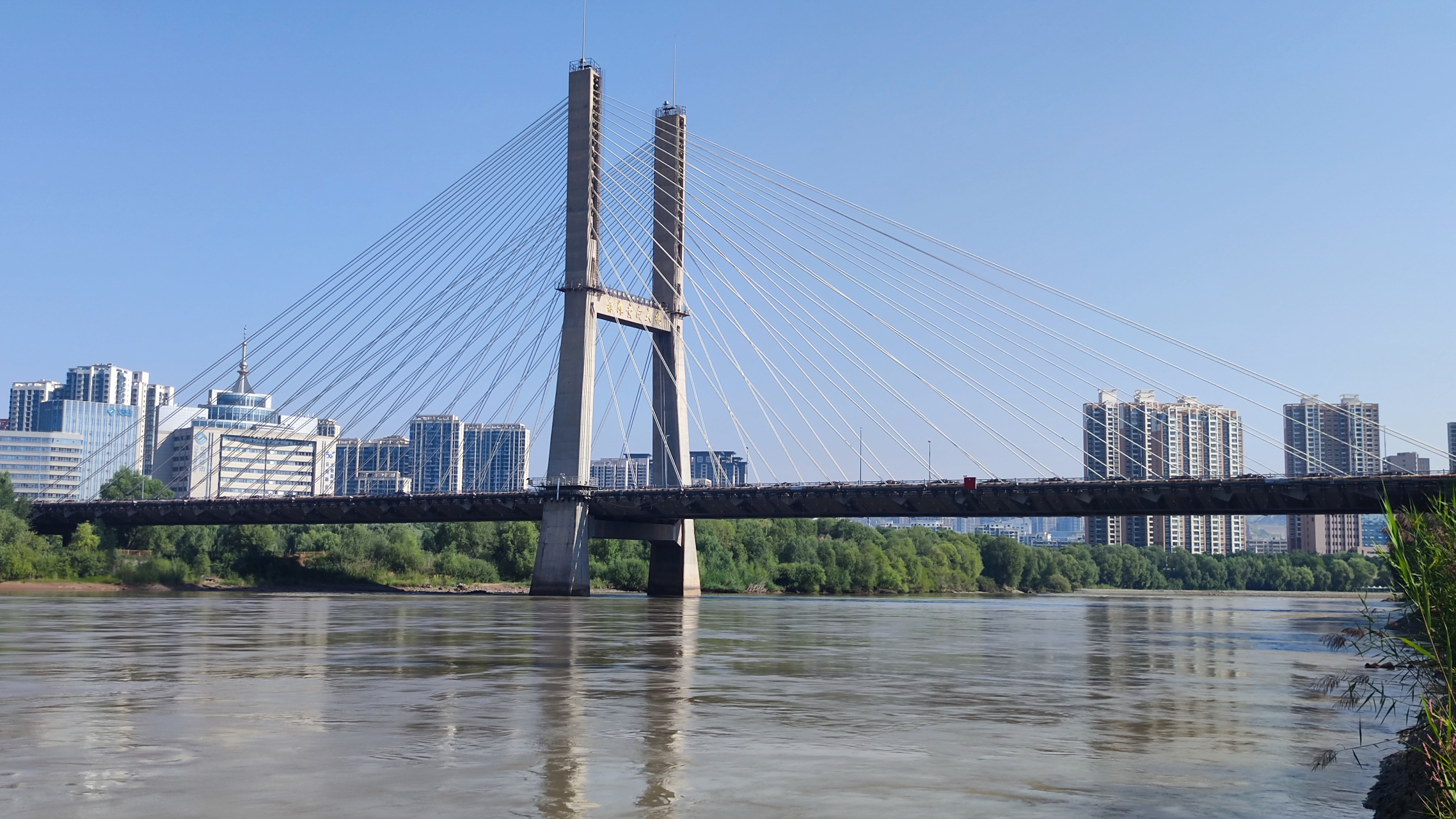 银滩黄河大桥是兰州市城市交通枢纽工程,北与银滩路,北滨河路相连,南