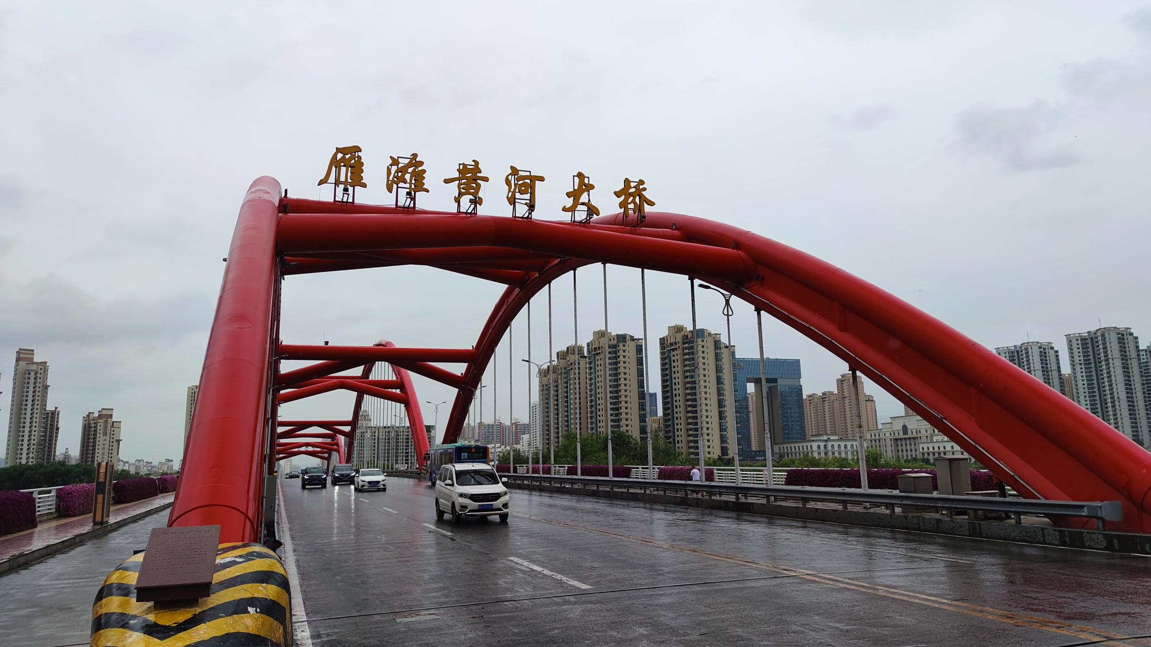 雁滩黄河大桥位于兰州市区东部,是兰州市北出口与312国道衔接的枢纽