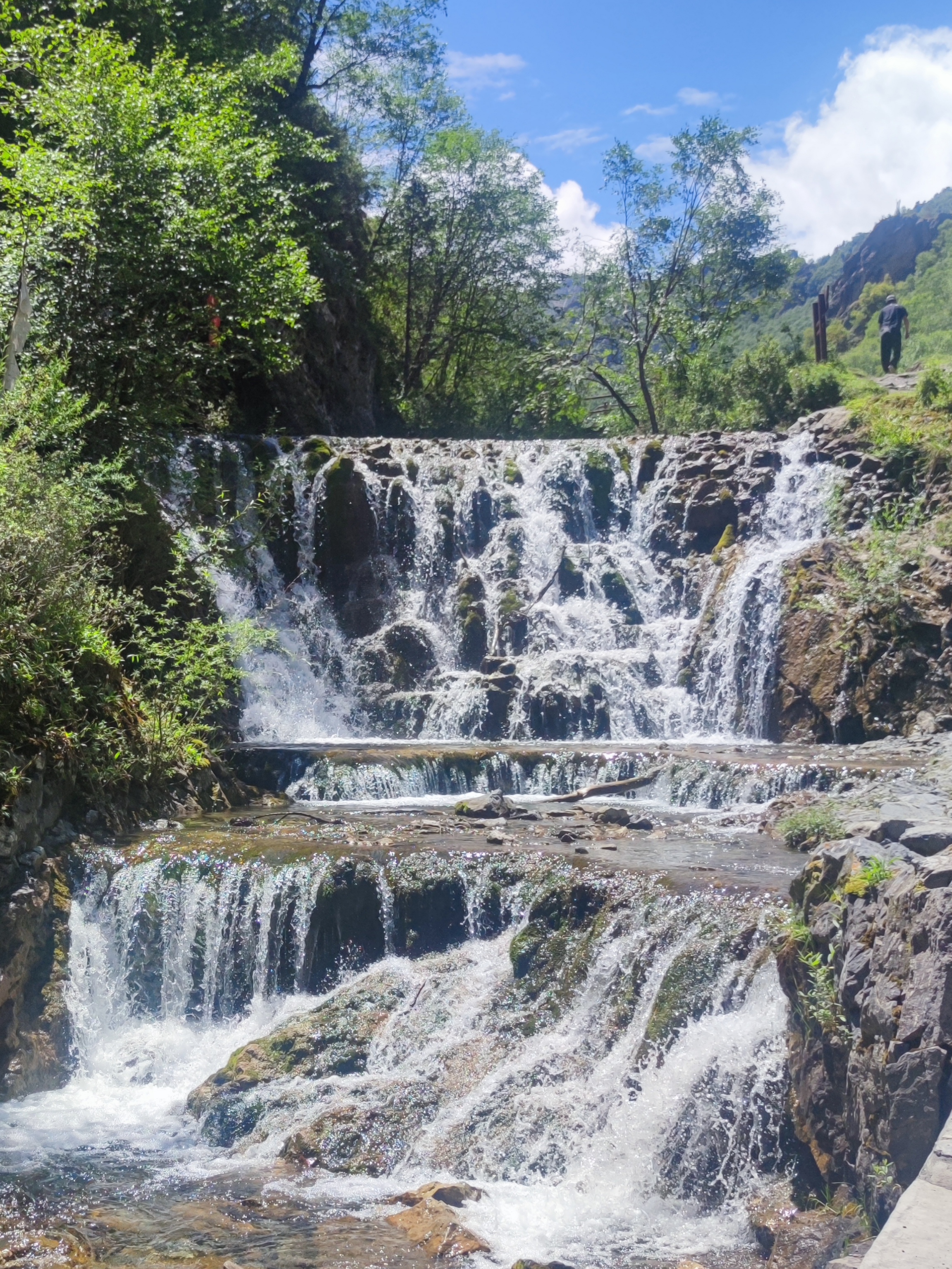 互助北山国家森林地质公园扎隆沟景区位于青海省海东市互助县.