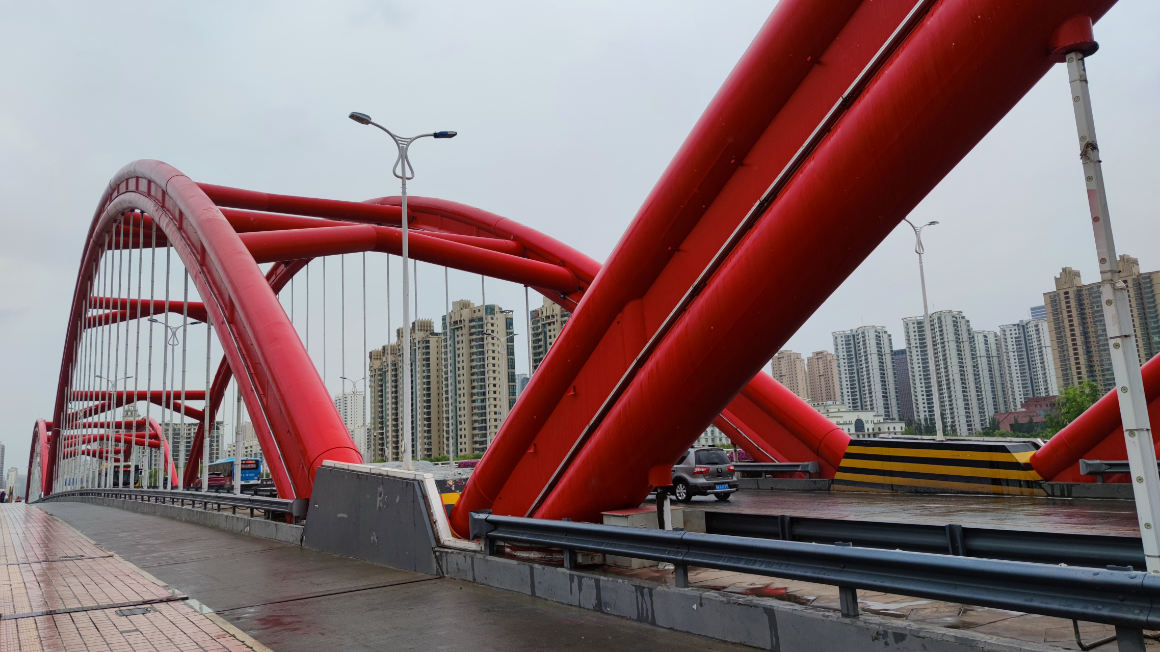 雁滩黄河大桥位于兰州市区东部,是兰州市北出口与312国道衔接的枢纽