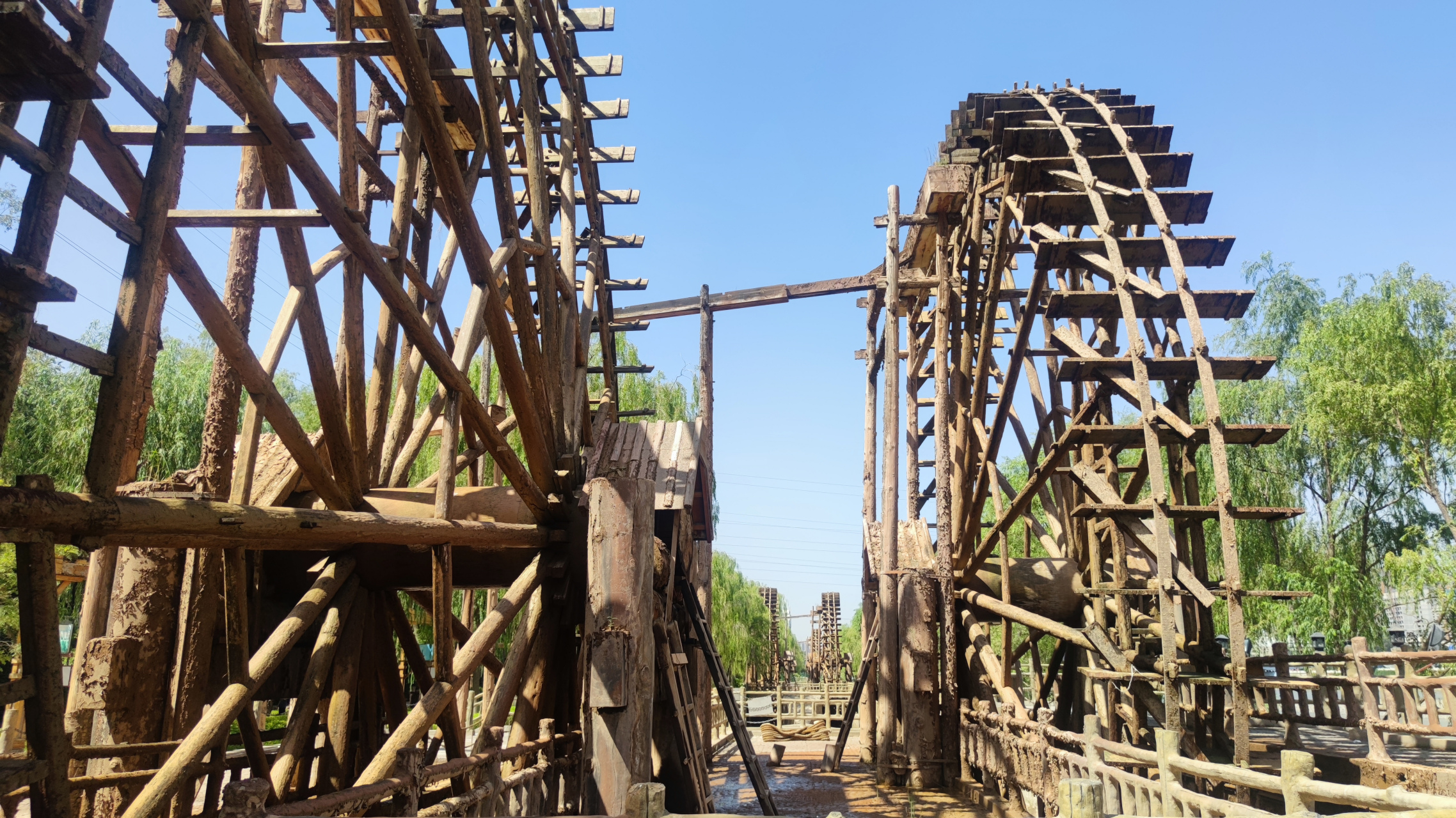 兰州水车是一种利用黄河水流自然的冲击力的水利设施.