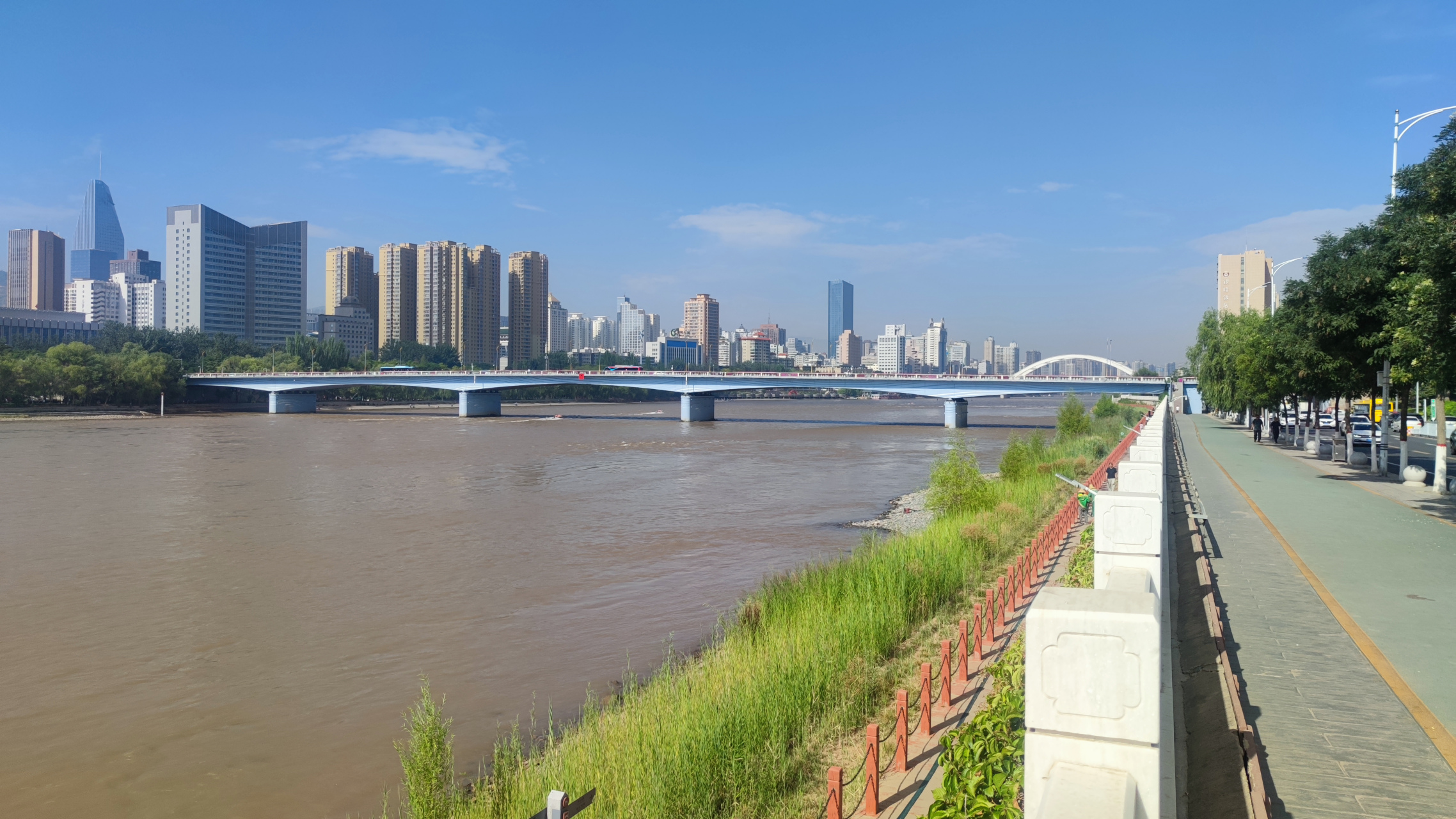 兰州城关黄河大桥位于兰州市区中心,南接南滨河路,北连黄河大桥北路