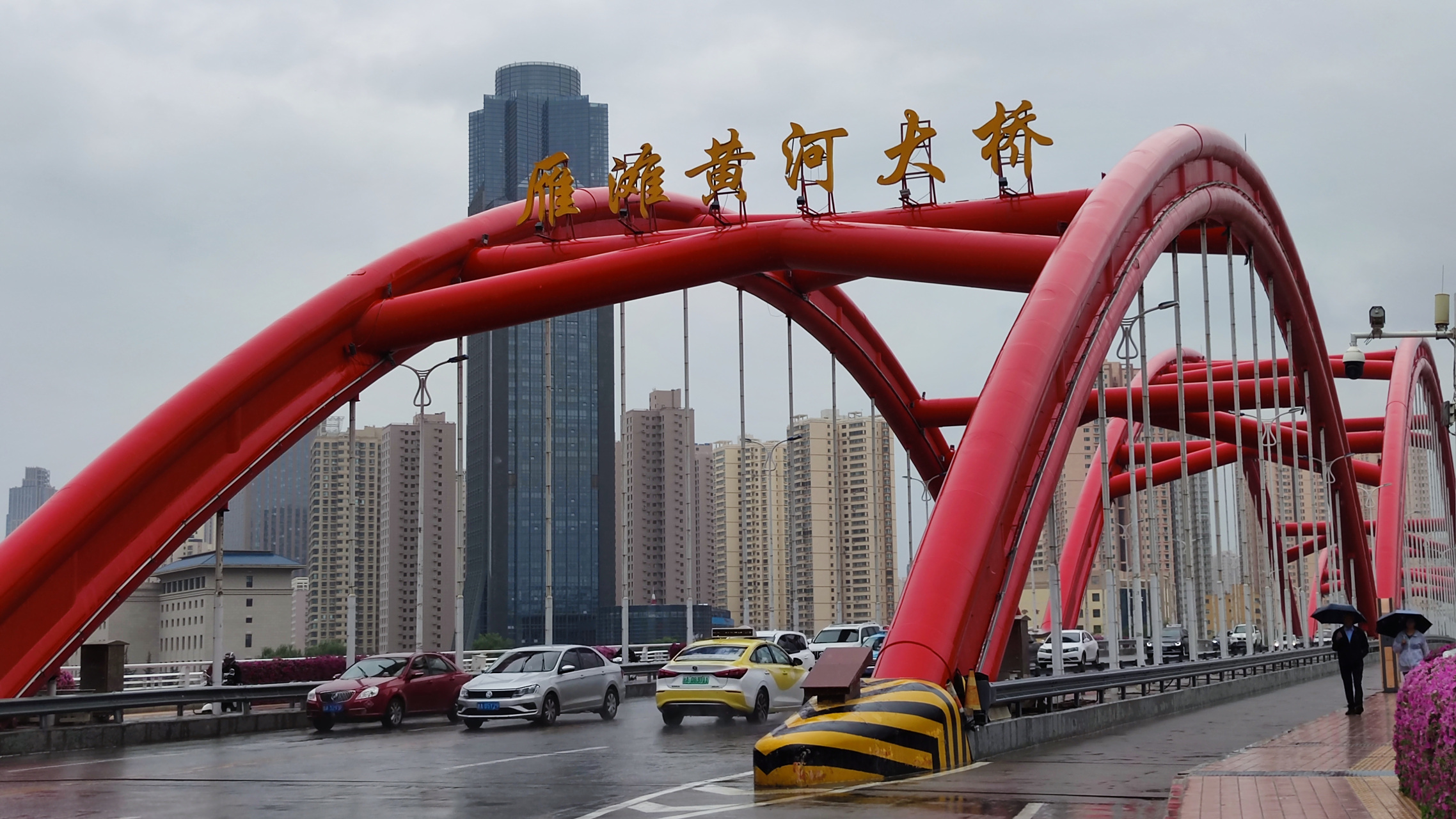 雁滩黄河大桥位于兰州市区东部,是兰州市北出口与312国道衔接的枢纽